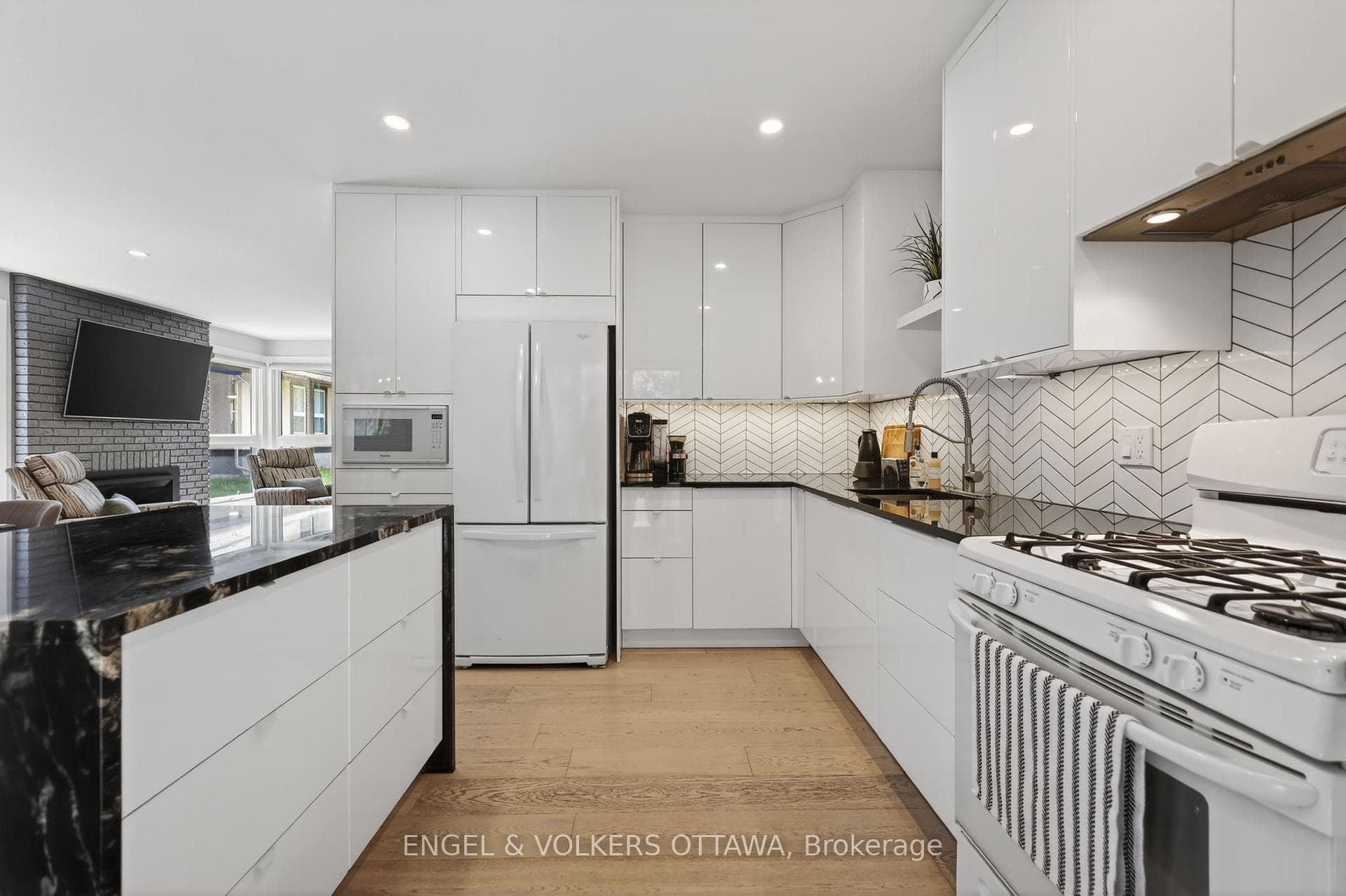164 McClintock Way Unit 6 photo 18