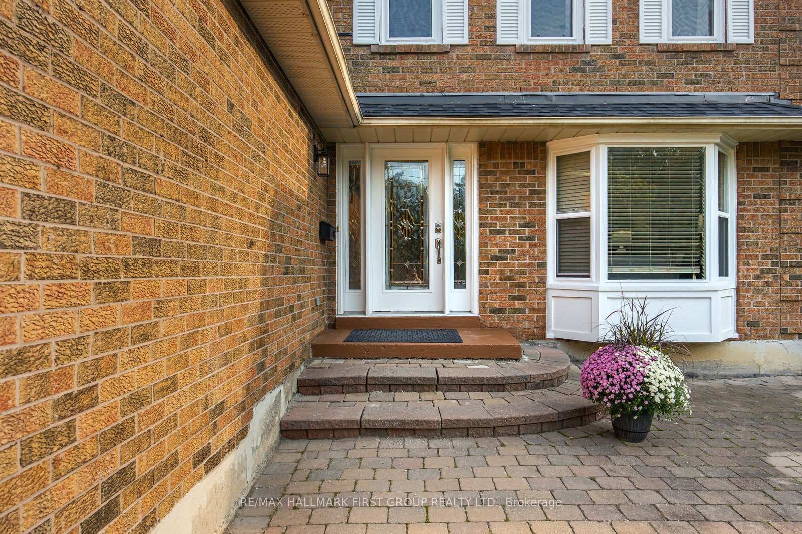 579 Sheppard Avenue photo 2