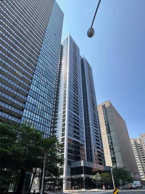 28 Ted Rogers Way 01