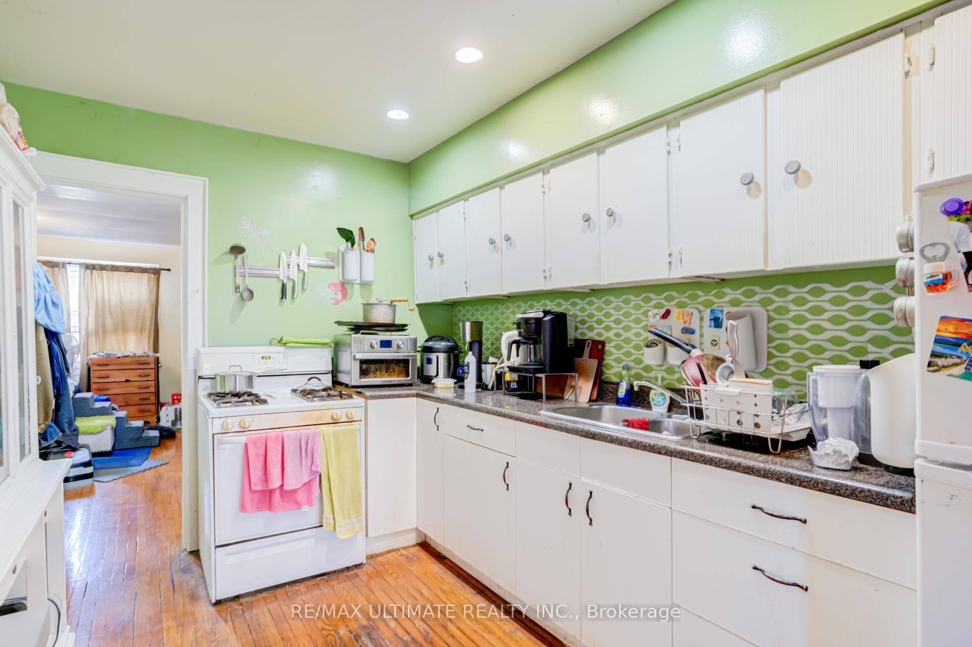 533 Kingston Road photo 32