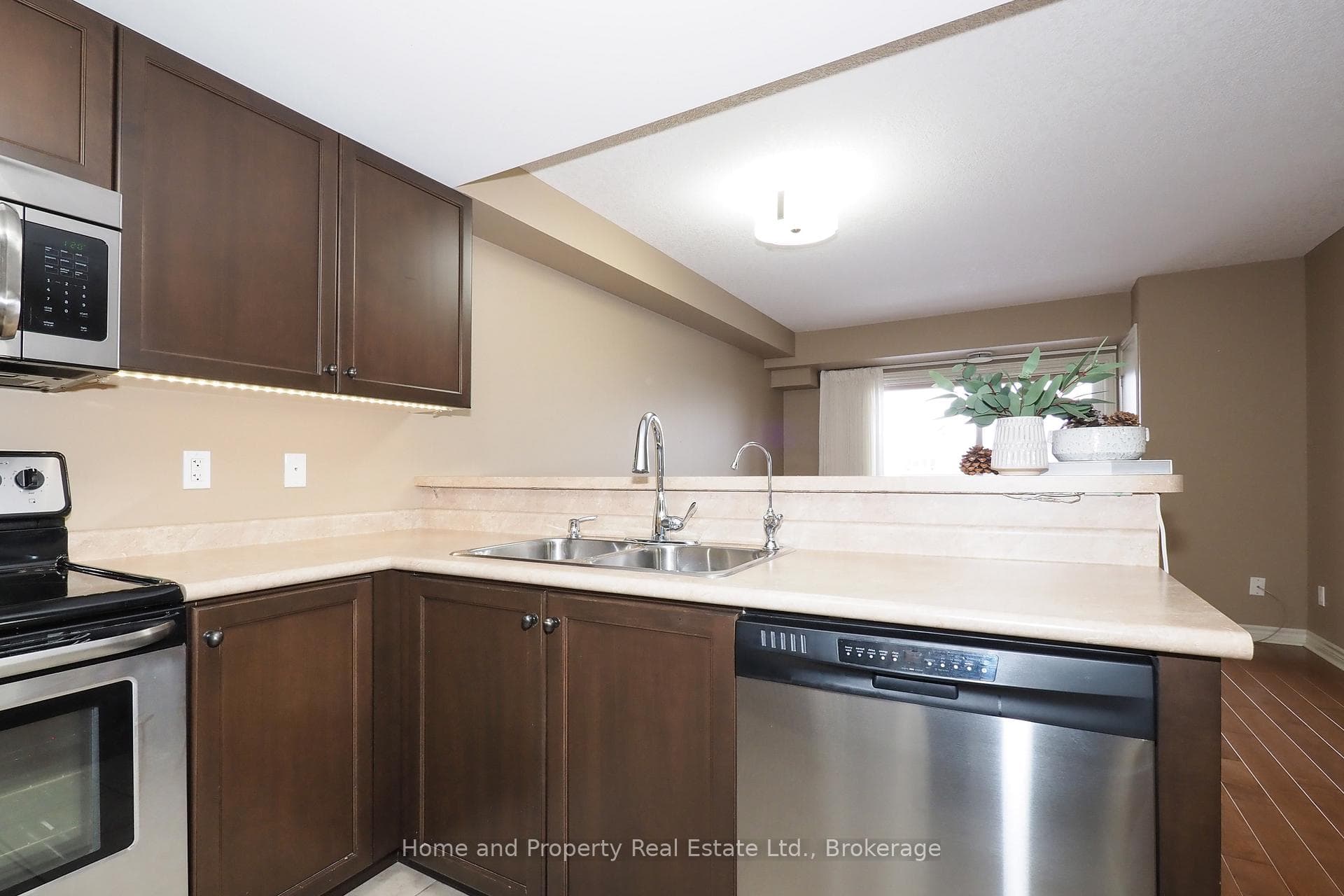 Kitchen peninsula with breakfast bar & dishwashe