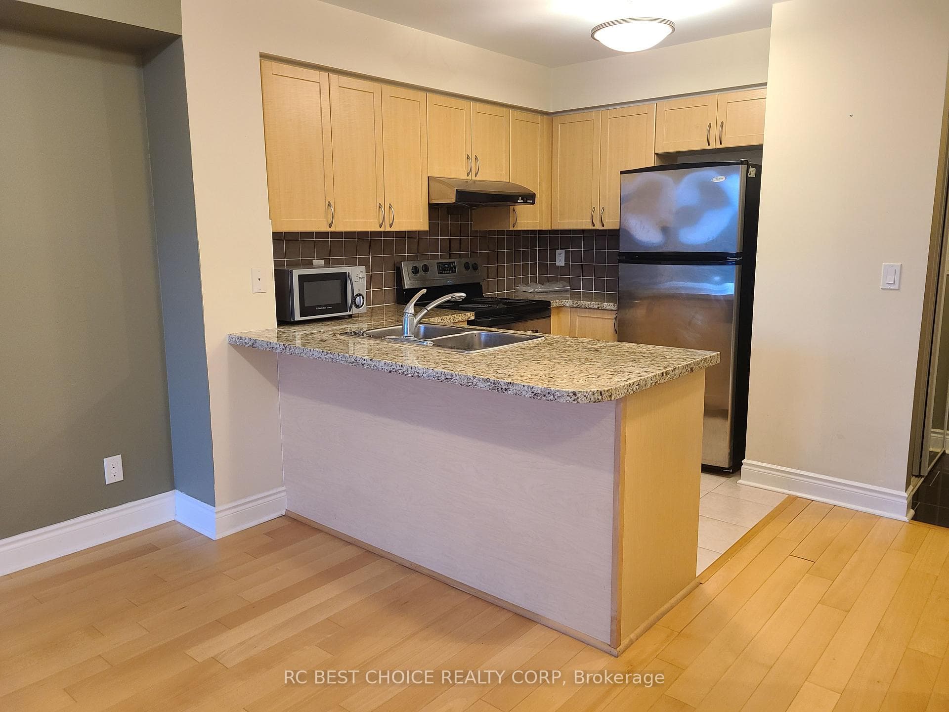 Kitchen / Breakfast Bar