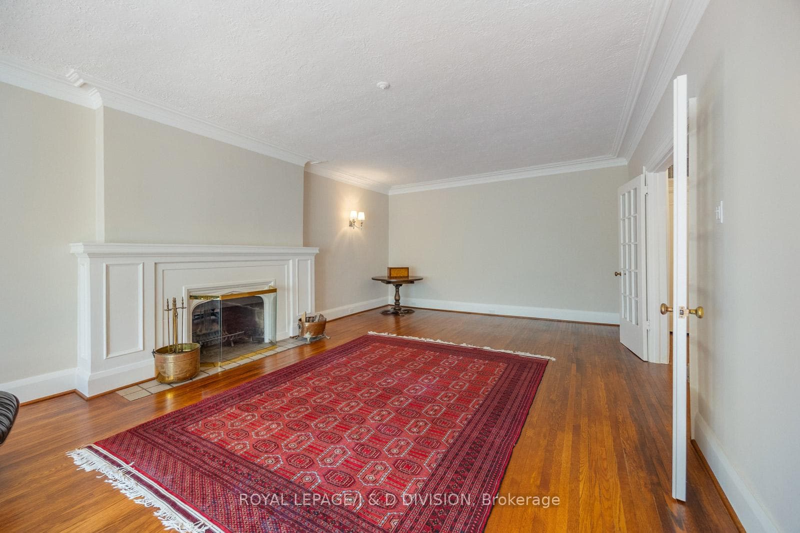 Huge Room w Hardwood floors