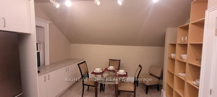 104 laclie Street photo 13