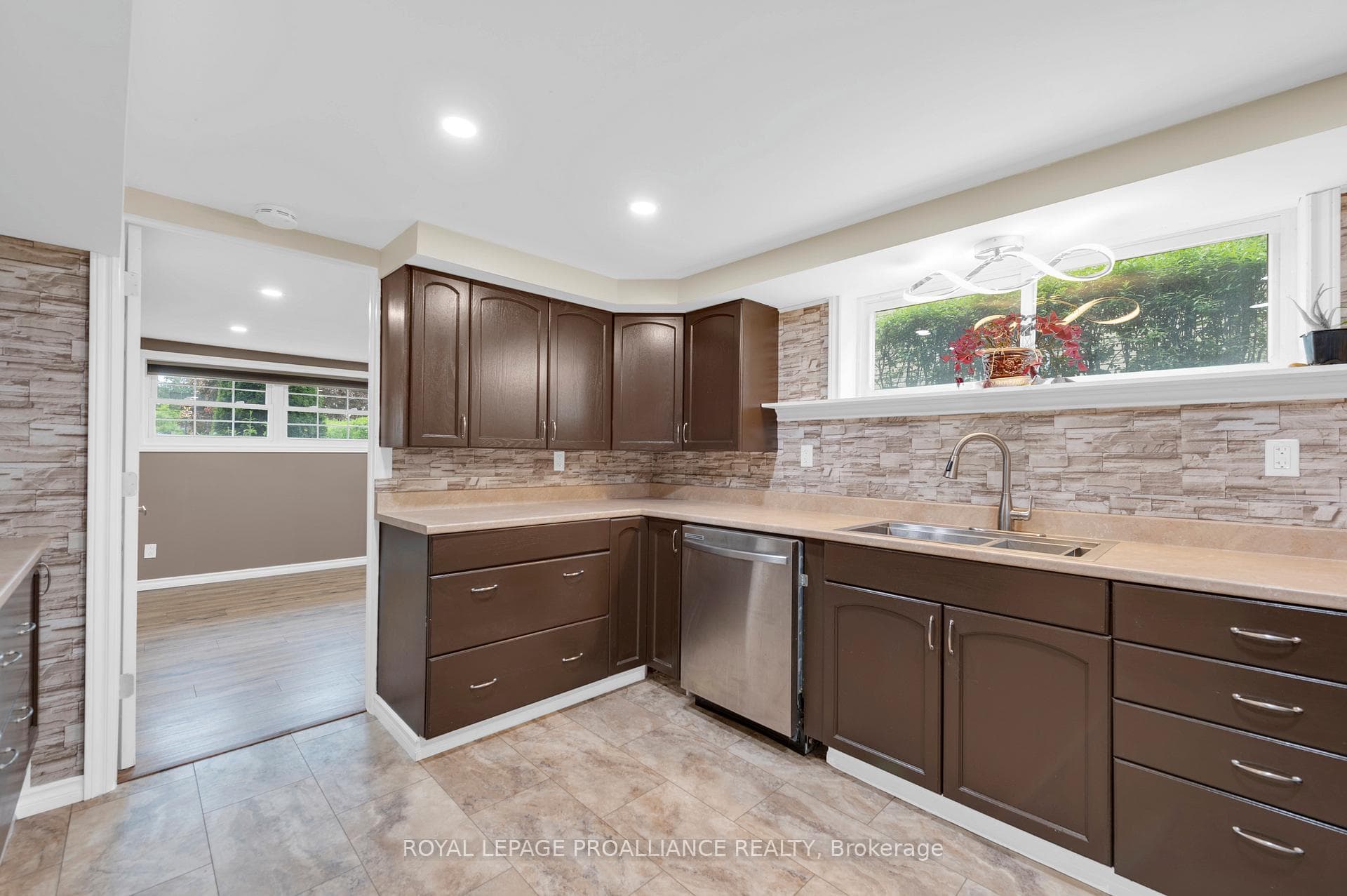 595 Victoria Avenue photo 24