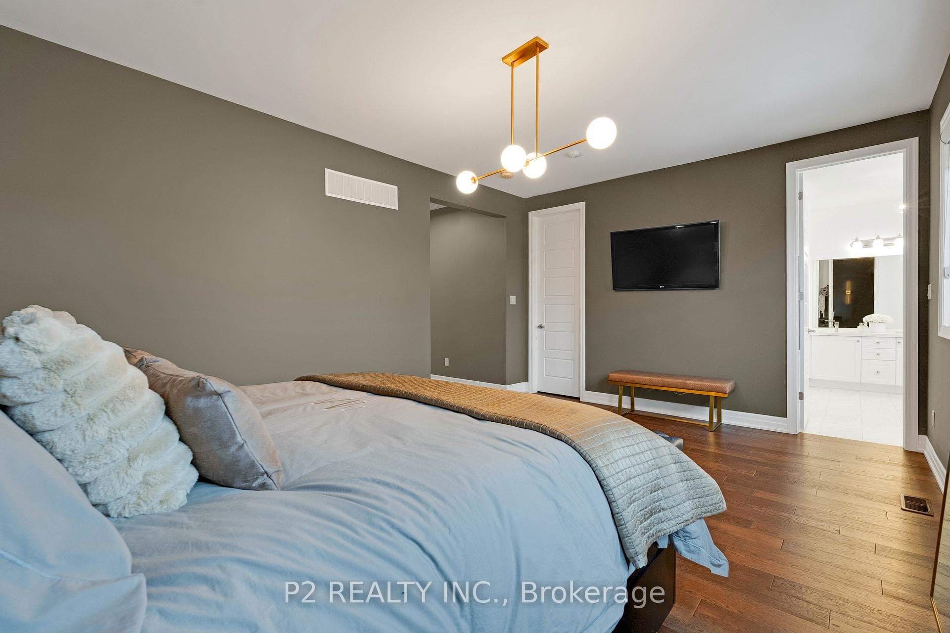 10 King Boulevard photo 24