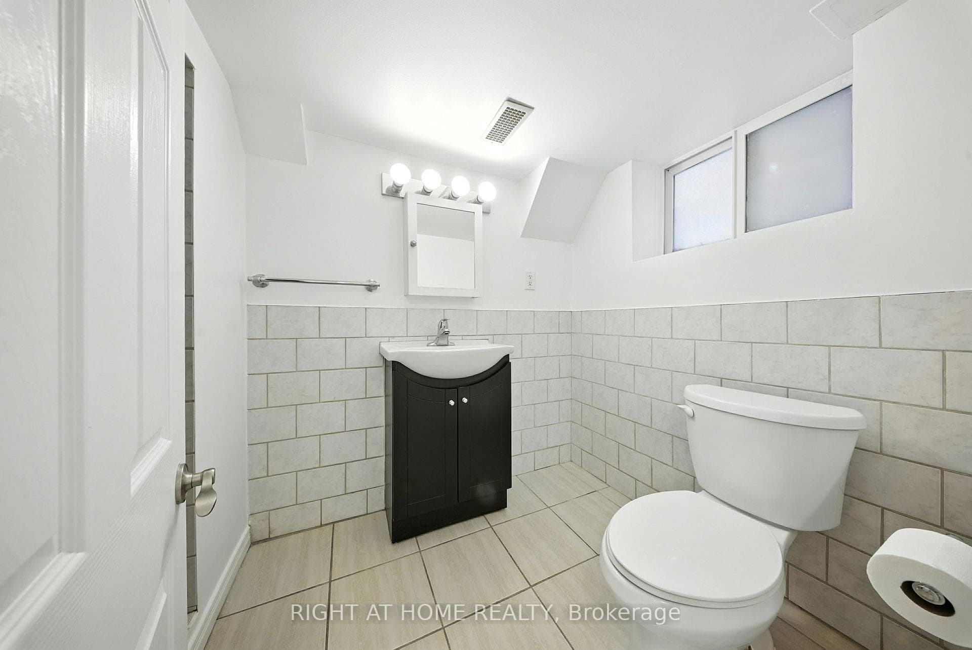 169 Lawrence Avenue Unit Bsmt photo 3