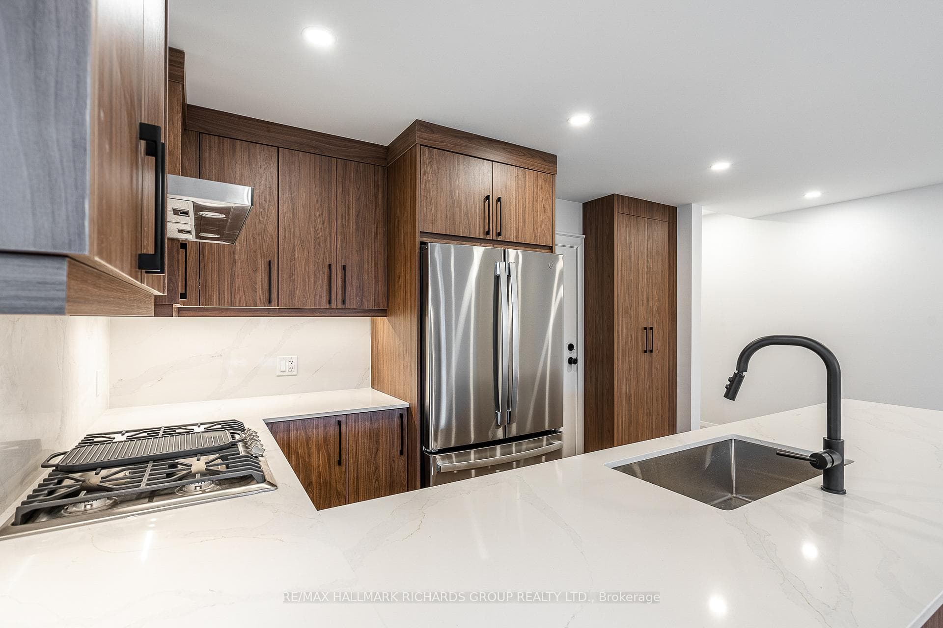 18 Wineva Avenue Unit Upper photo 4