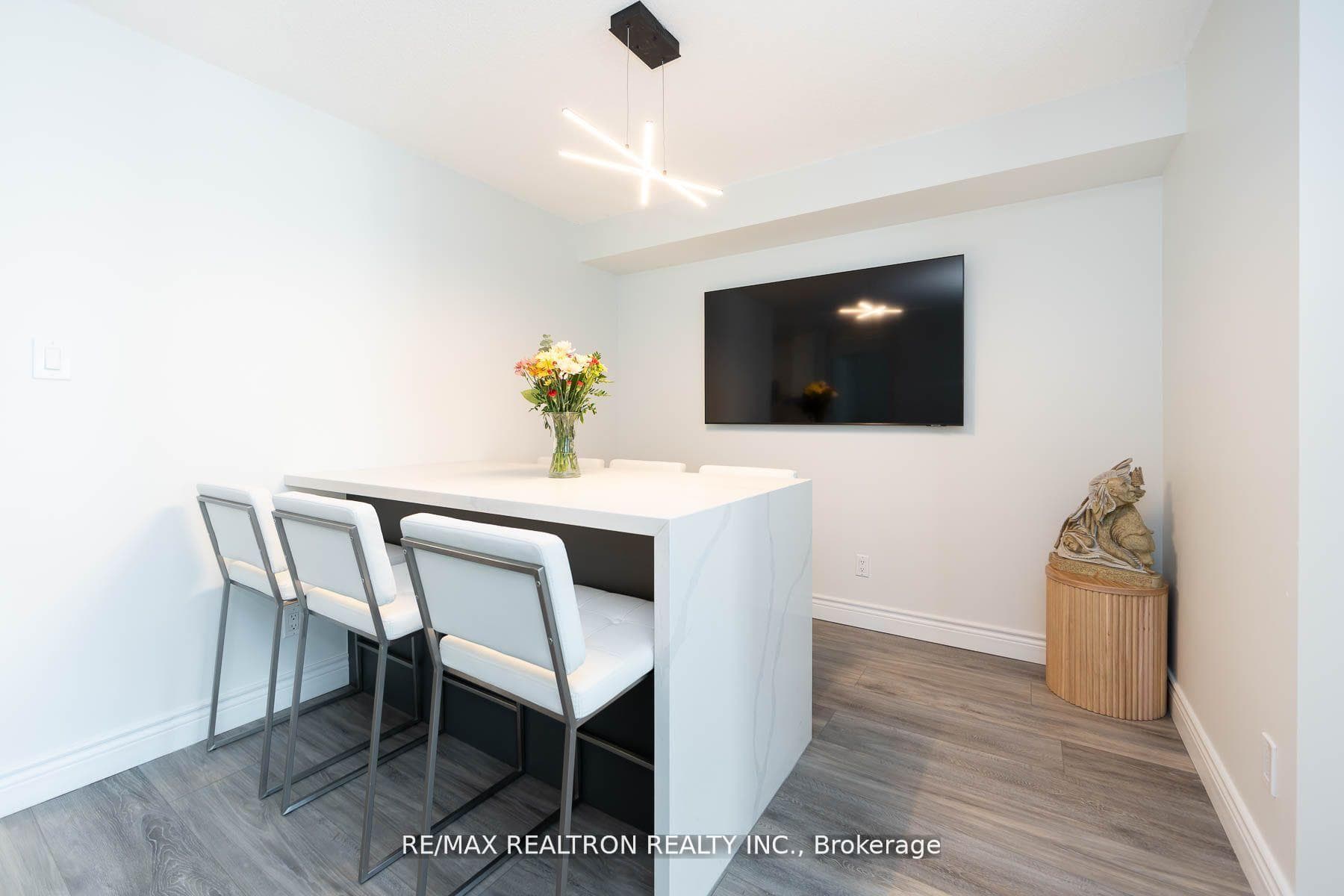 600 Queens Quay Unit 822 photo 6
