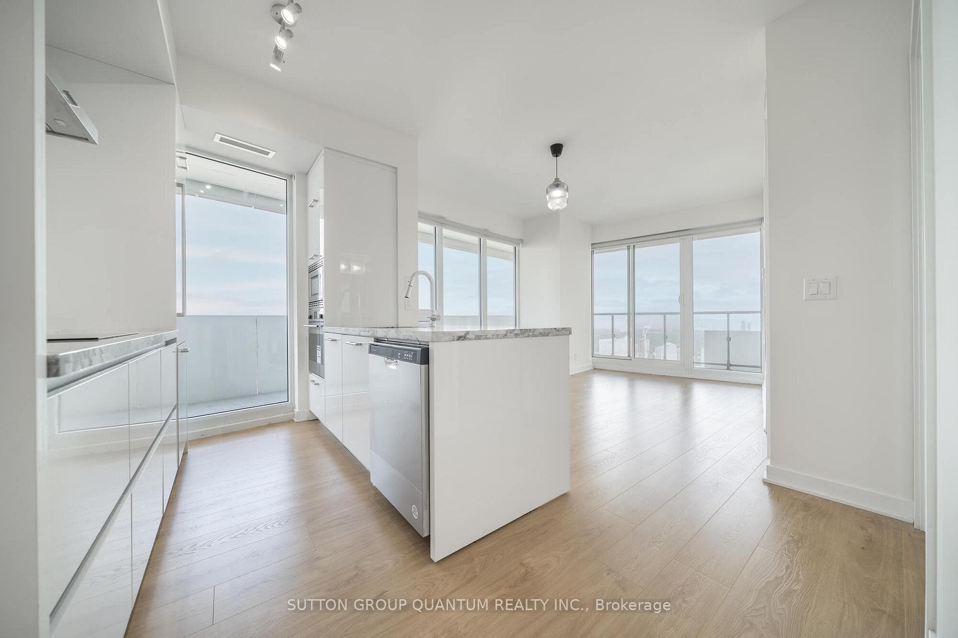 2221 Yonge Street Unit 4003 photo 3