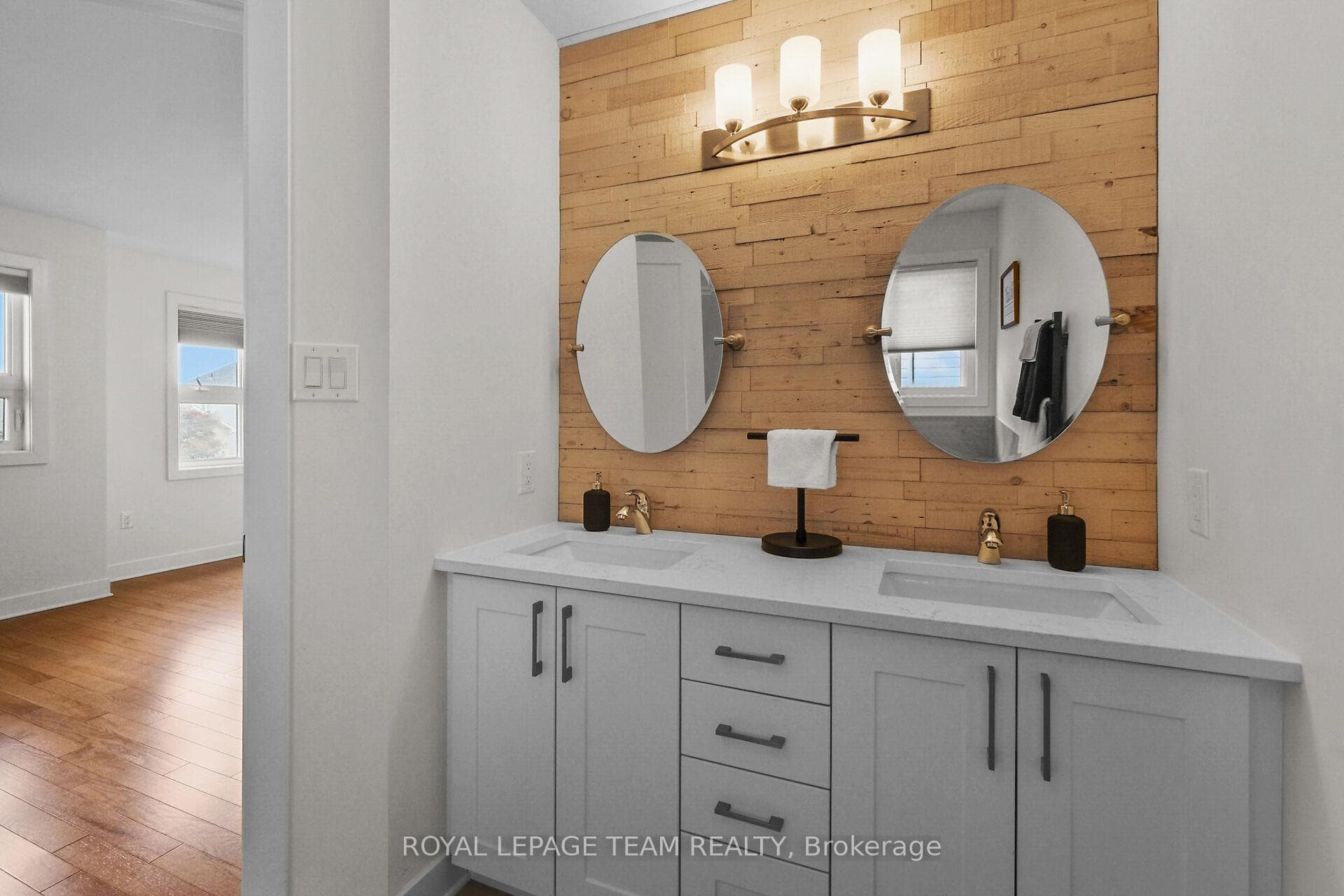Double sinks in 5pc Ensuite w/wood accent.