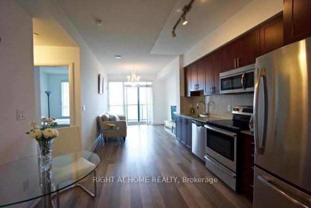 7161 Yonge Street Unit 1535 photo 5