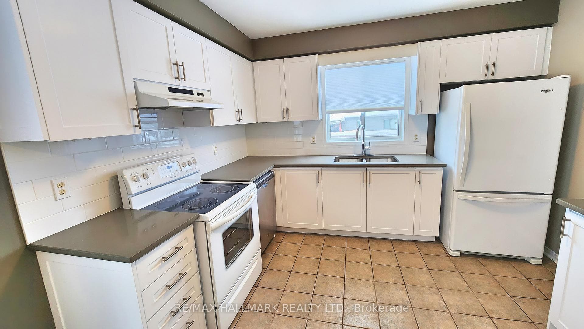 48 Downing Crescent photo 5