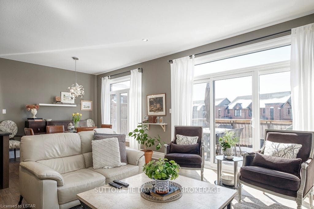 555 SUNNINGDALE Road Unit 3 photo 14