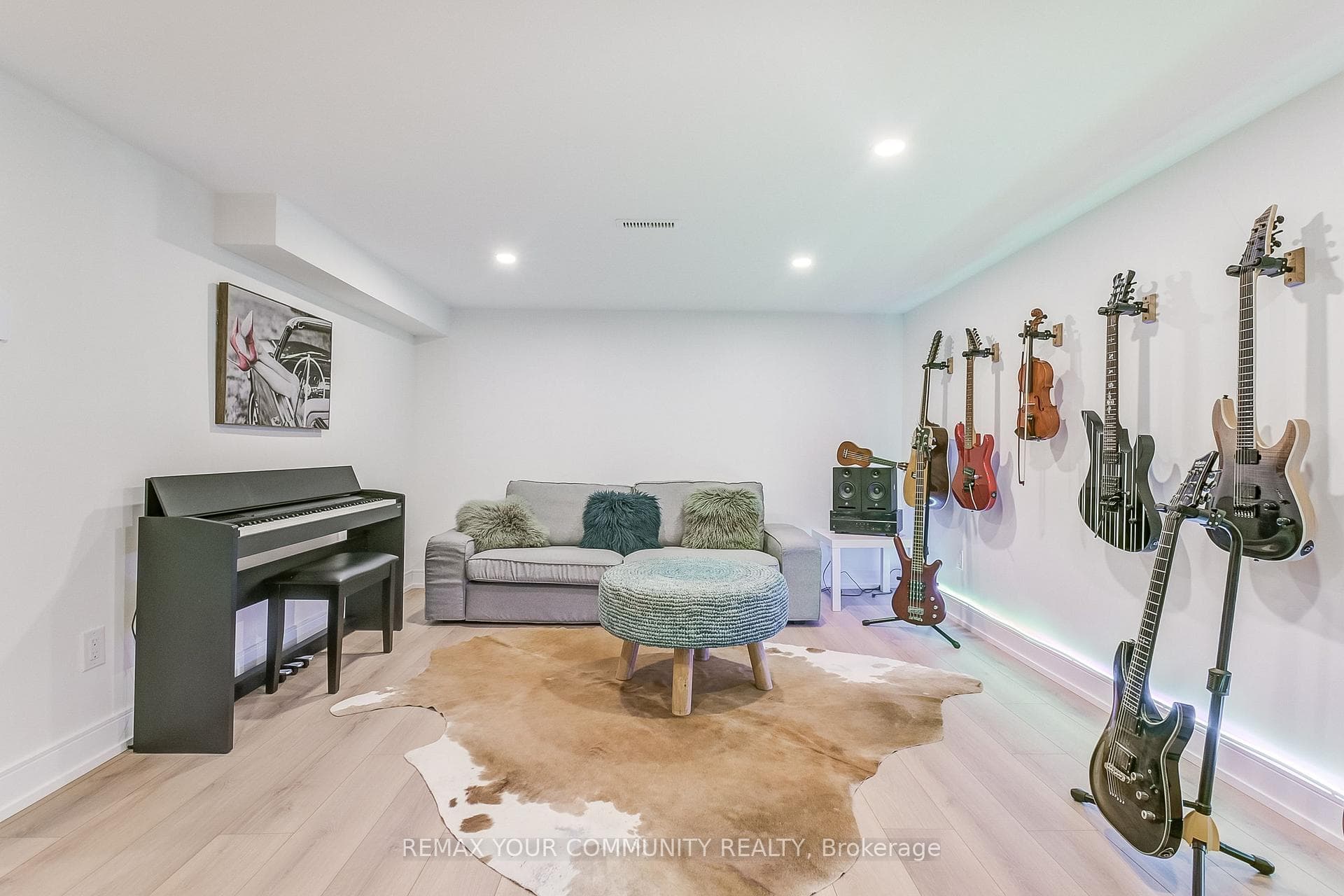 1688 Missenden Crescent photo 41