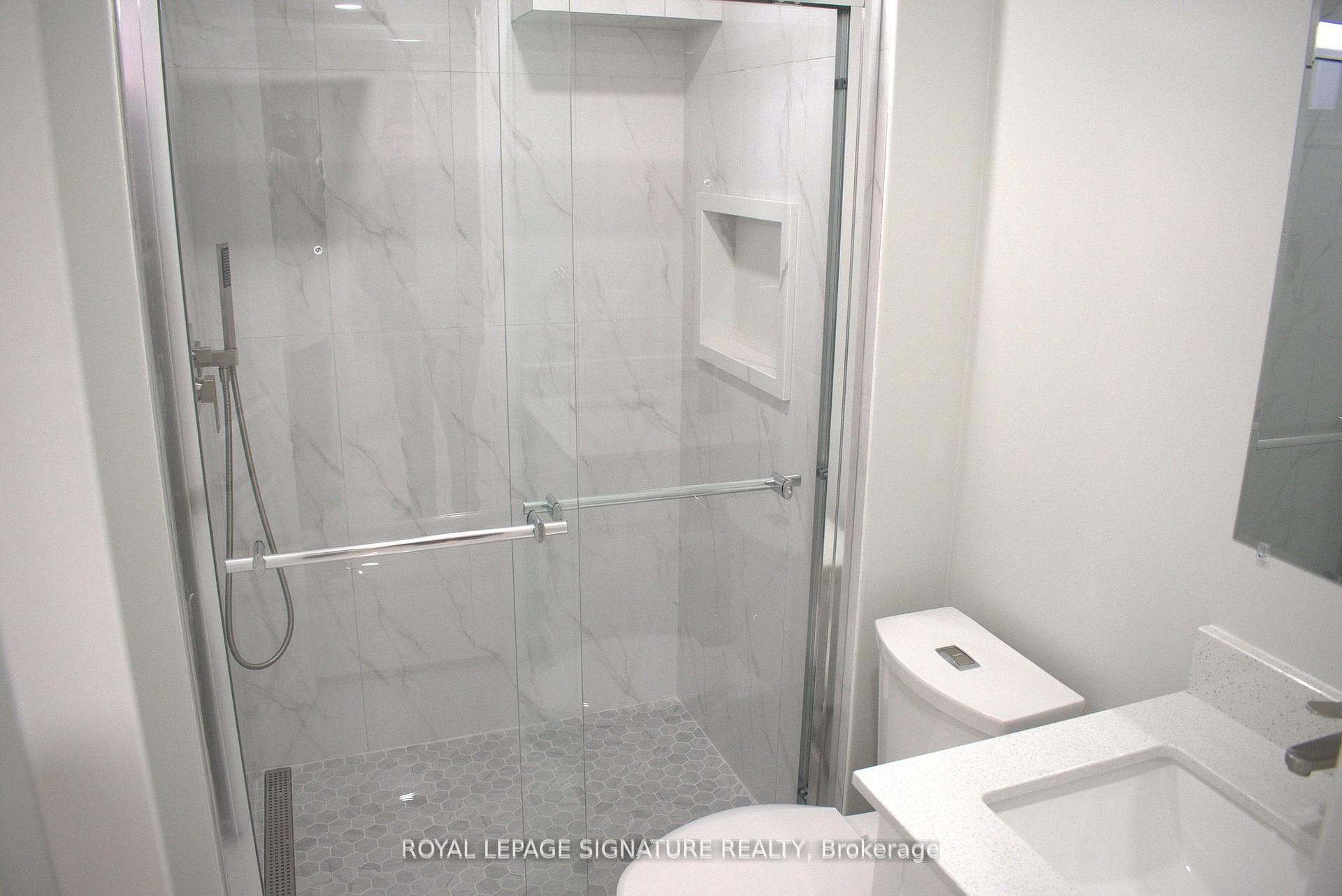 709 Upper Paradise Road Unit Bsmt photo 2