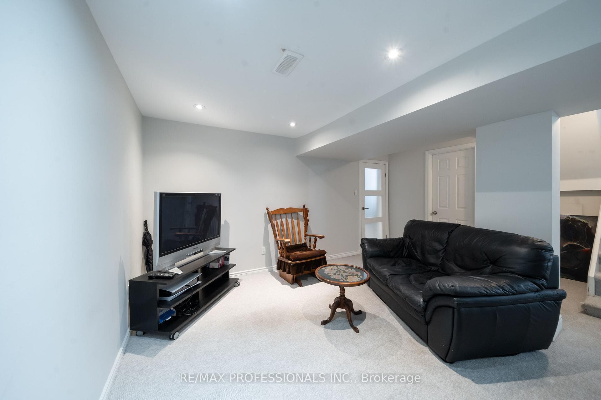 725 Pharmacy Avenue photo 27