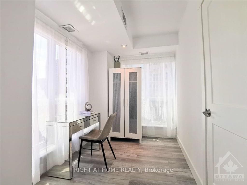 242 RIDEAU Street Unit 709 photo 13