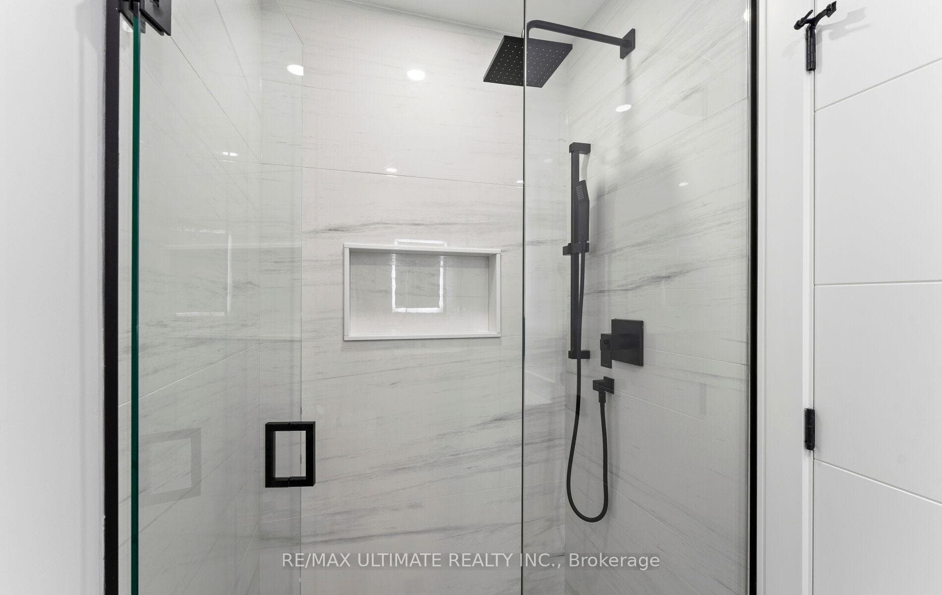 Main floor 3pc bathroom