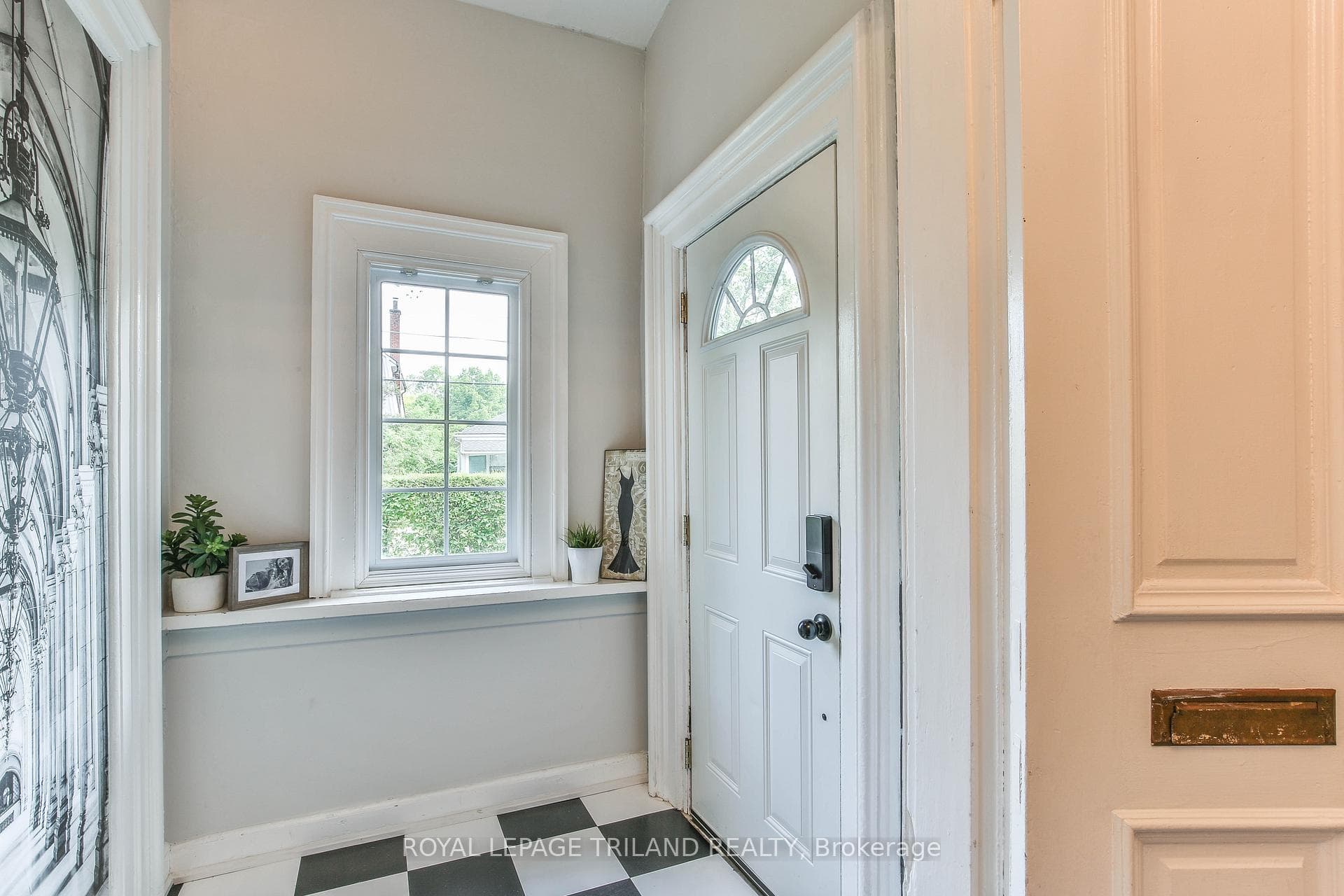 33 Byron Avenue Unit 2 photo 4