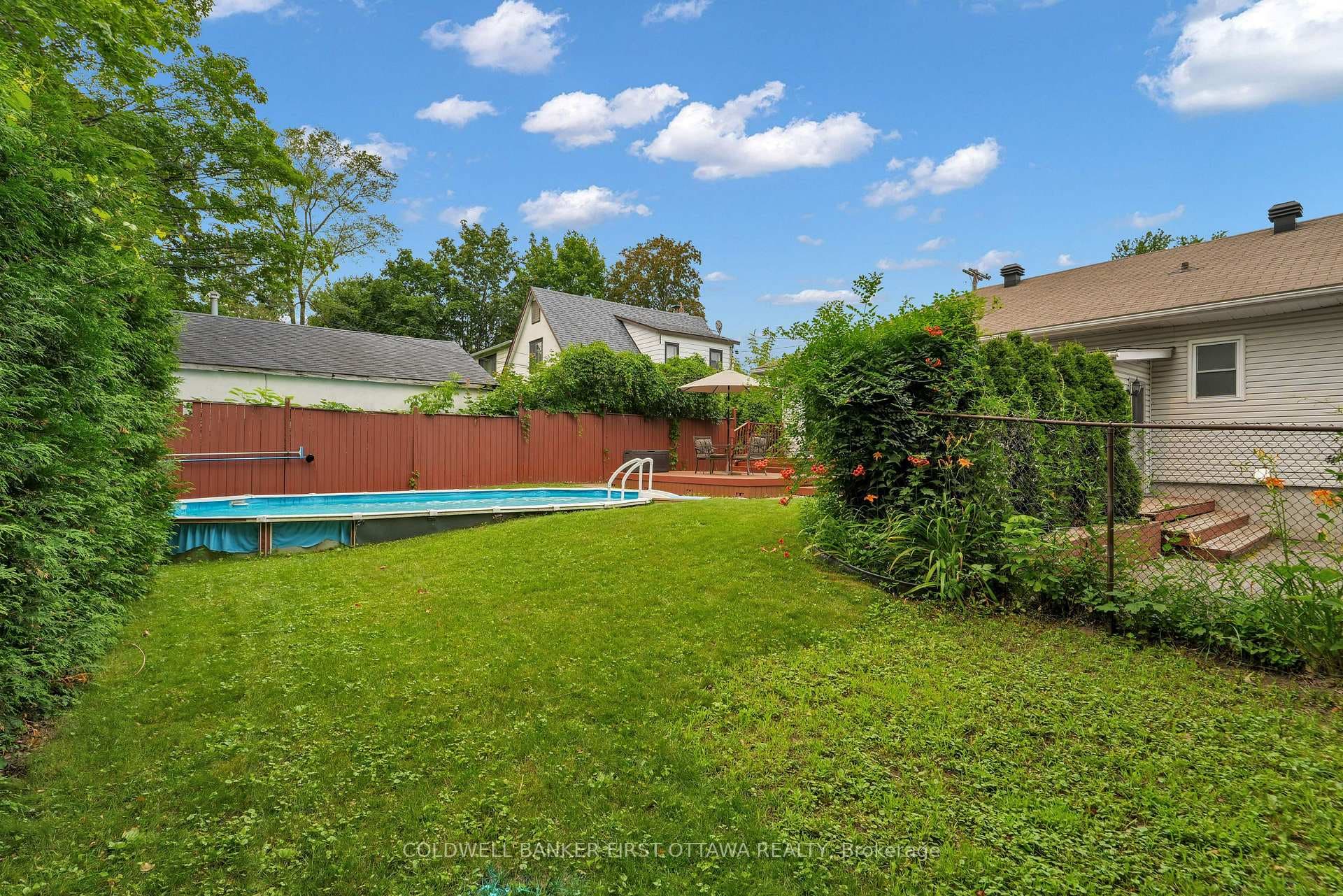 Large yard for kids / dogs / games