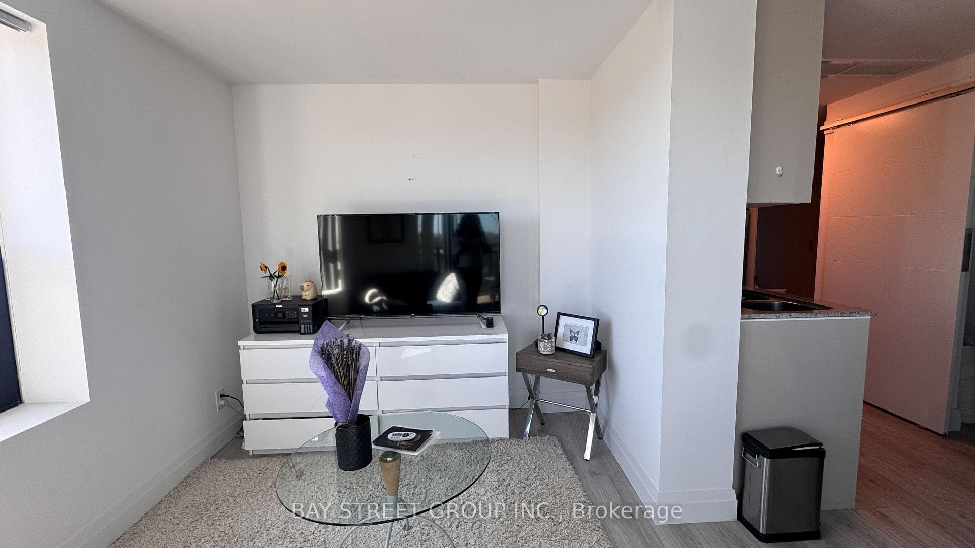 652 Princess Street Unit 813 photo 4