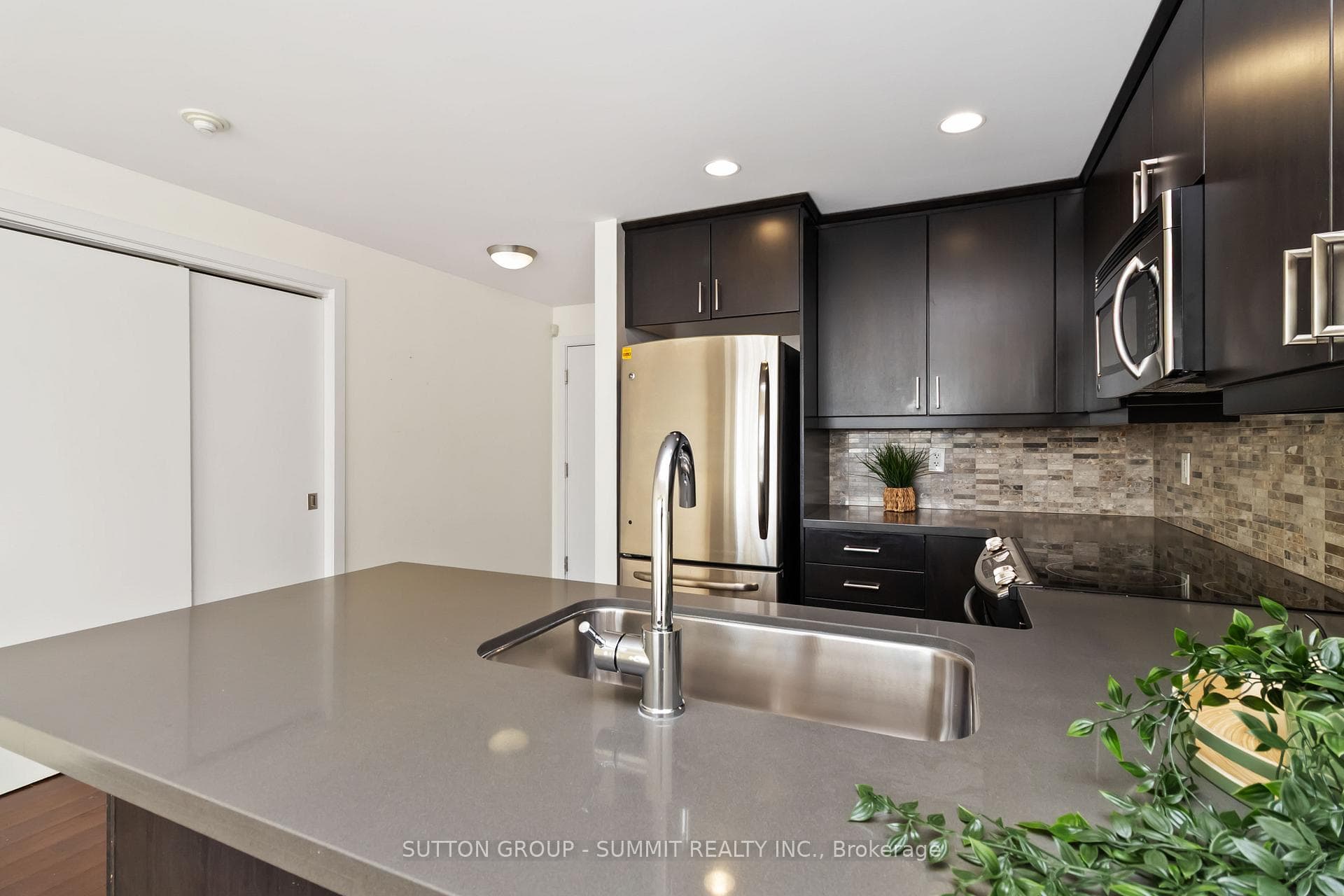551 Maple Avenue Unit 816 photo 5