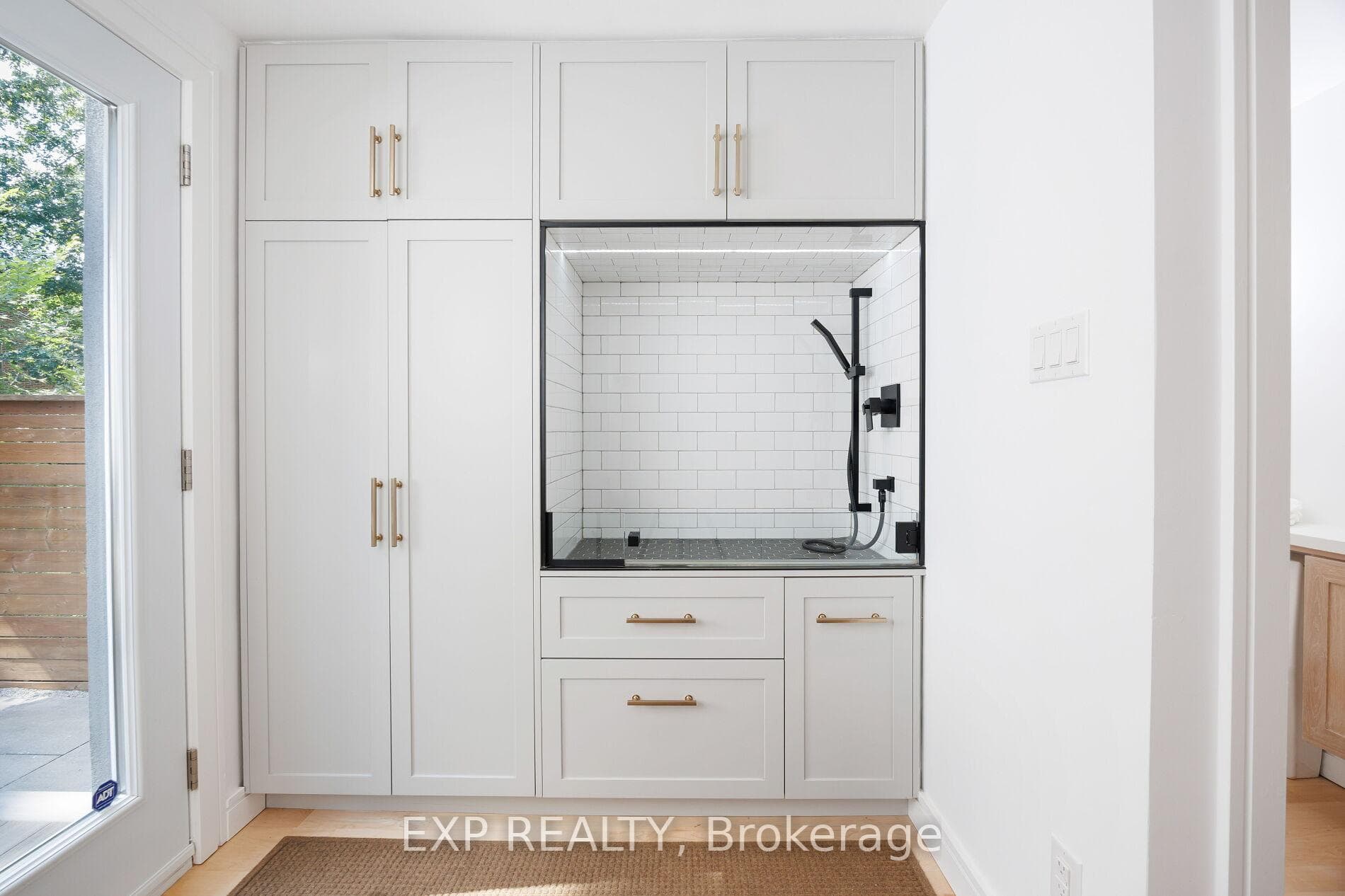 870 Royal York Road photo 15