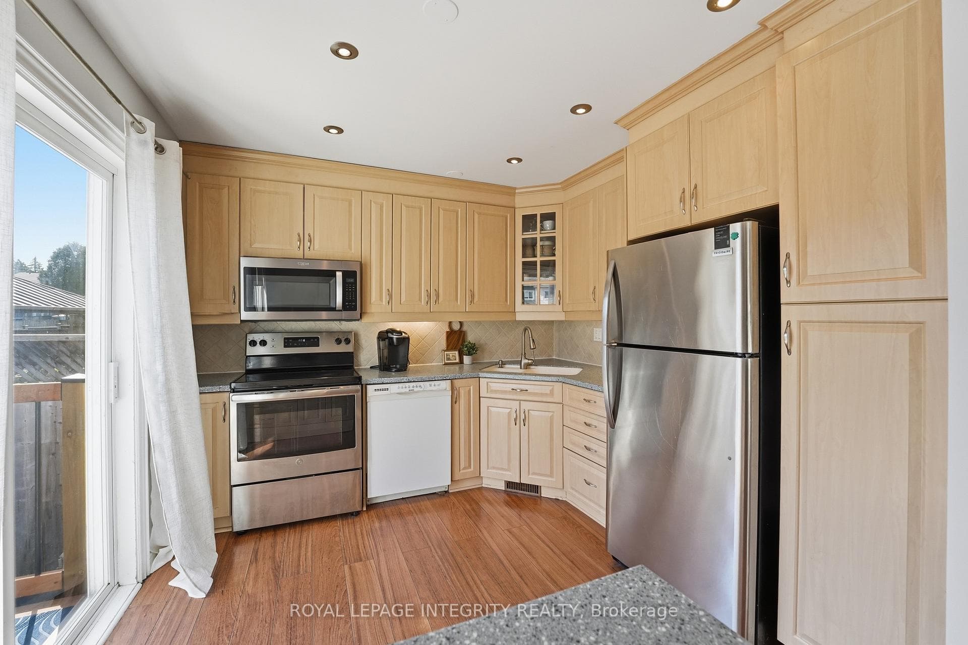 776 Vinette Crescent photo 11