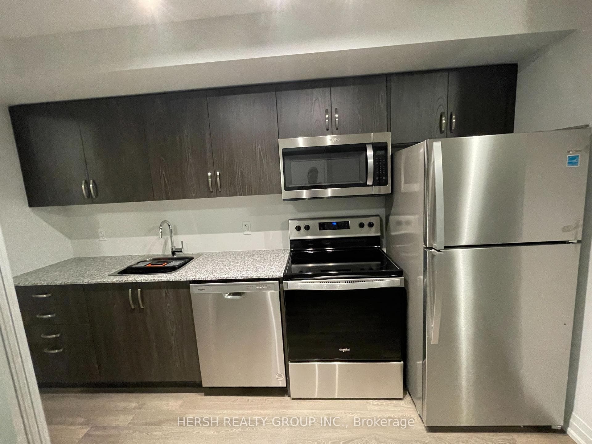 20 Meadowglen Place Unit 522 photo 3