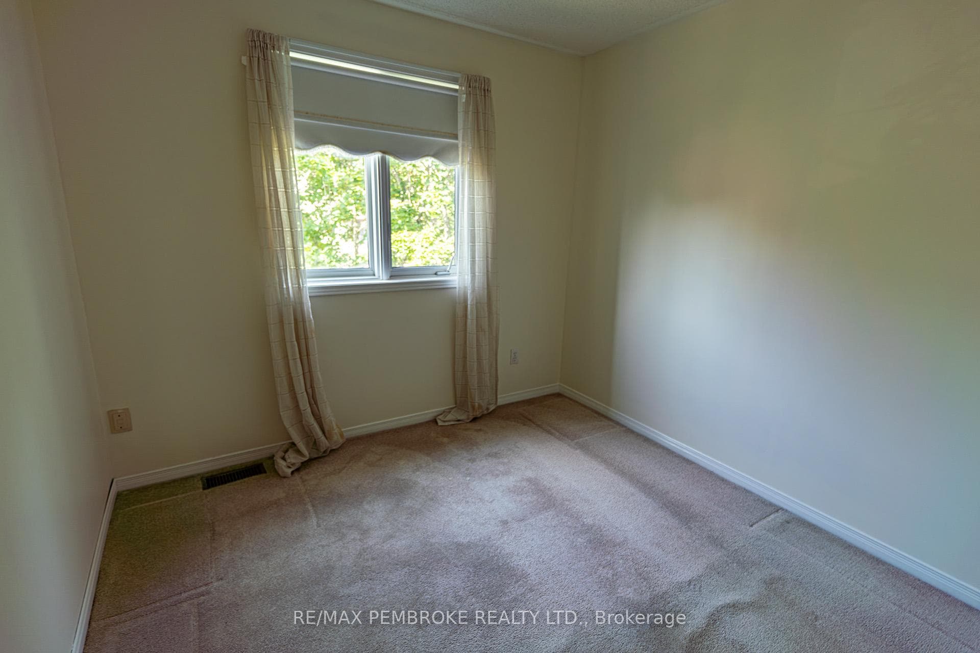 235 Willoughby Crescent photo 18