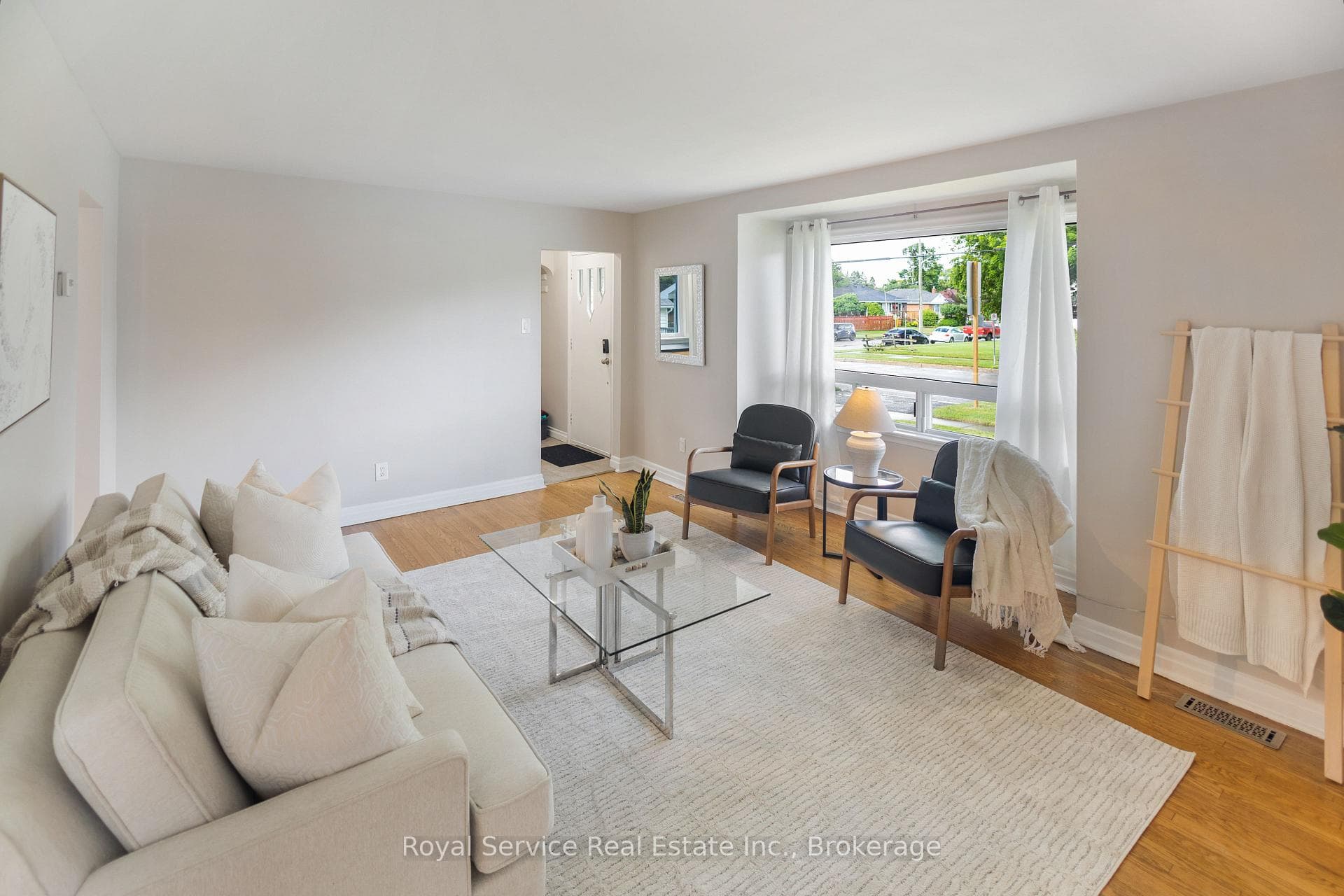 558 Burnham Street photo 10