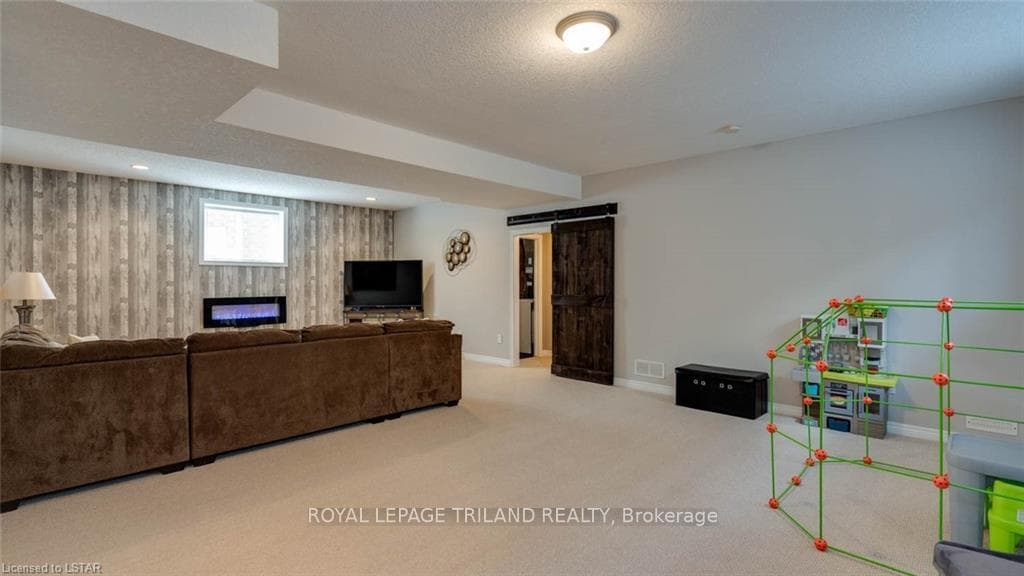 47 WILLOW Crescent photo 27