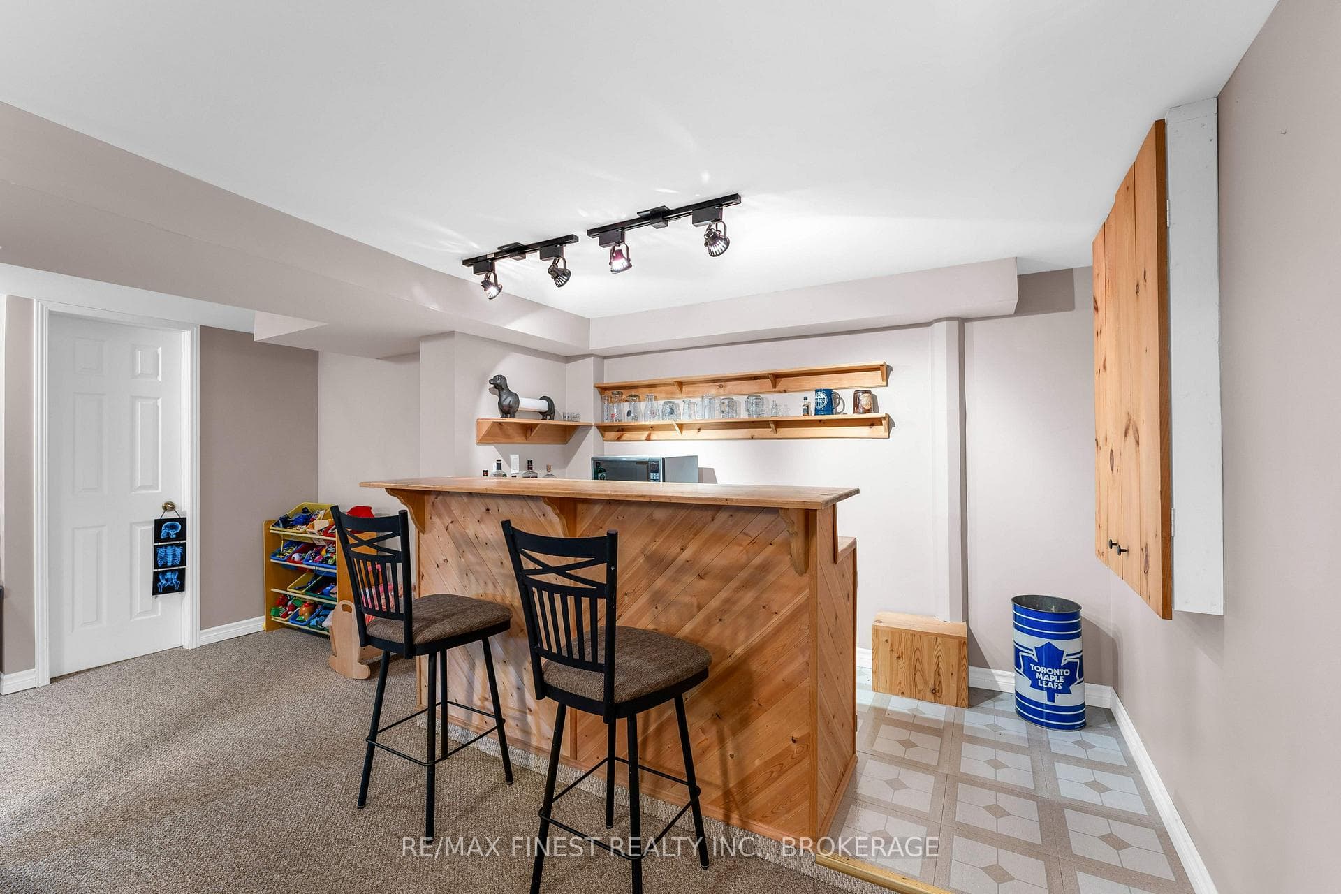 943 Newhall Drive photo 37