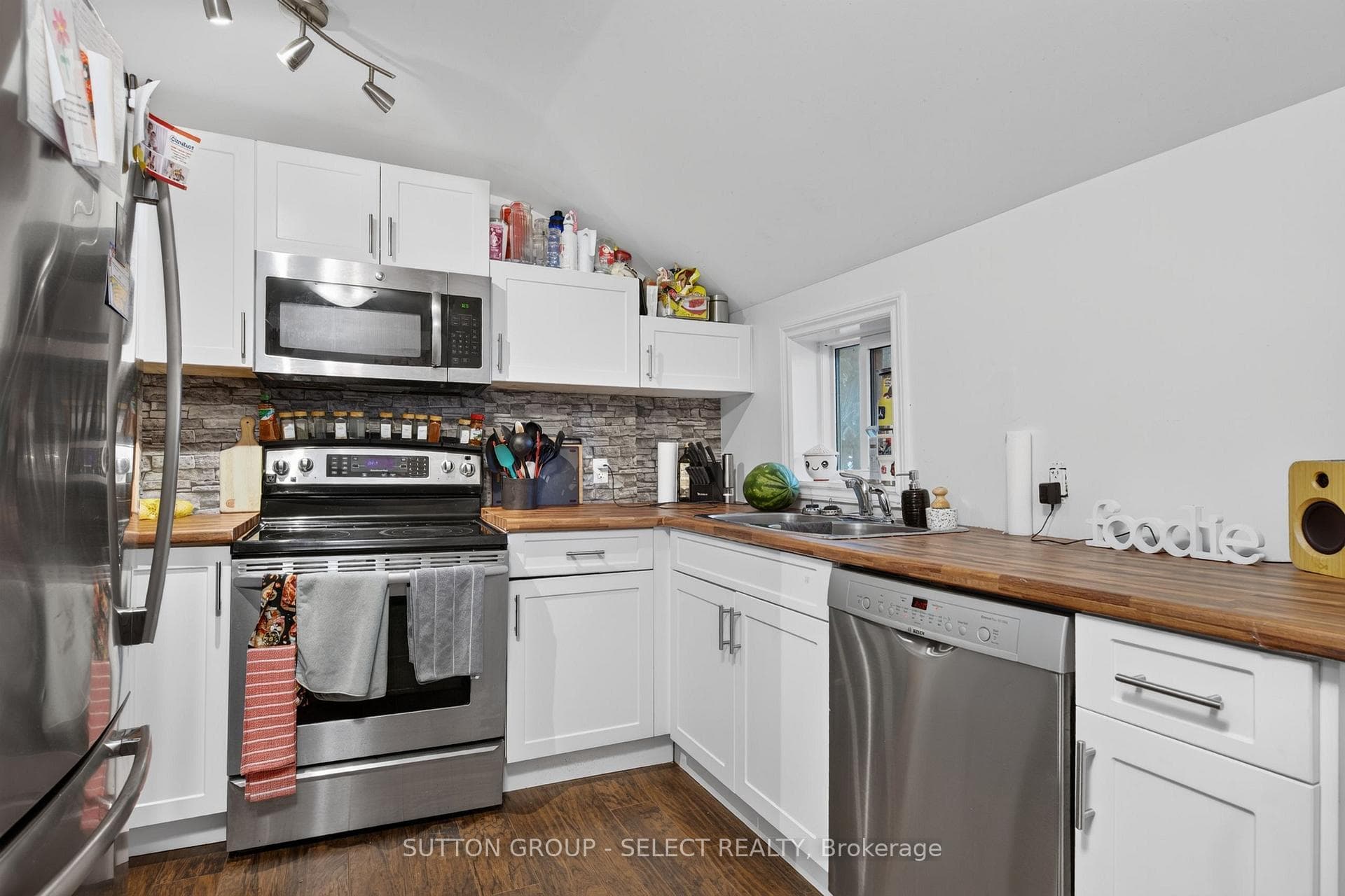 174 Clarence Street photo 14