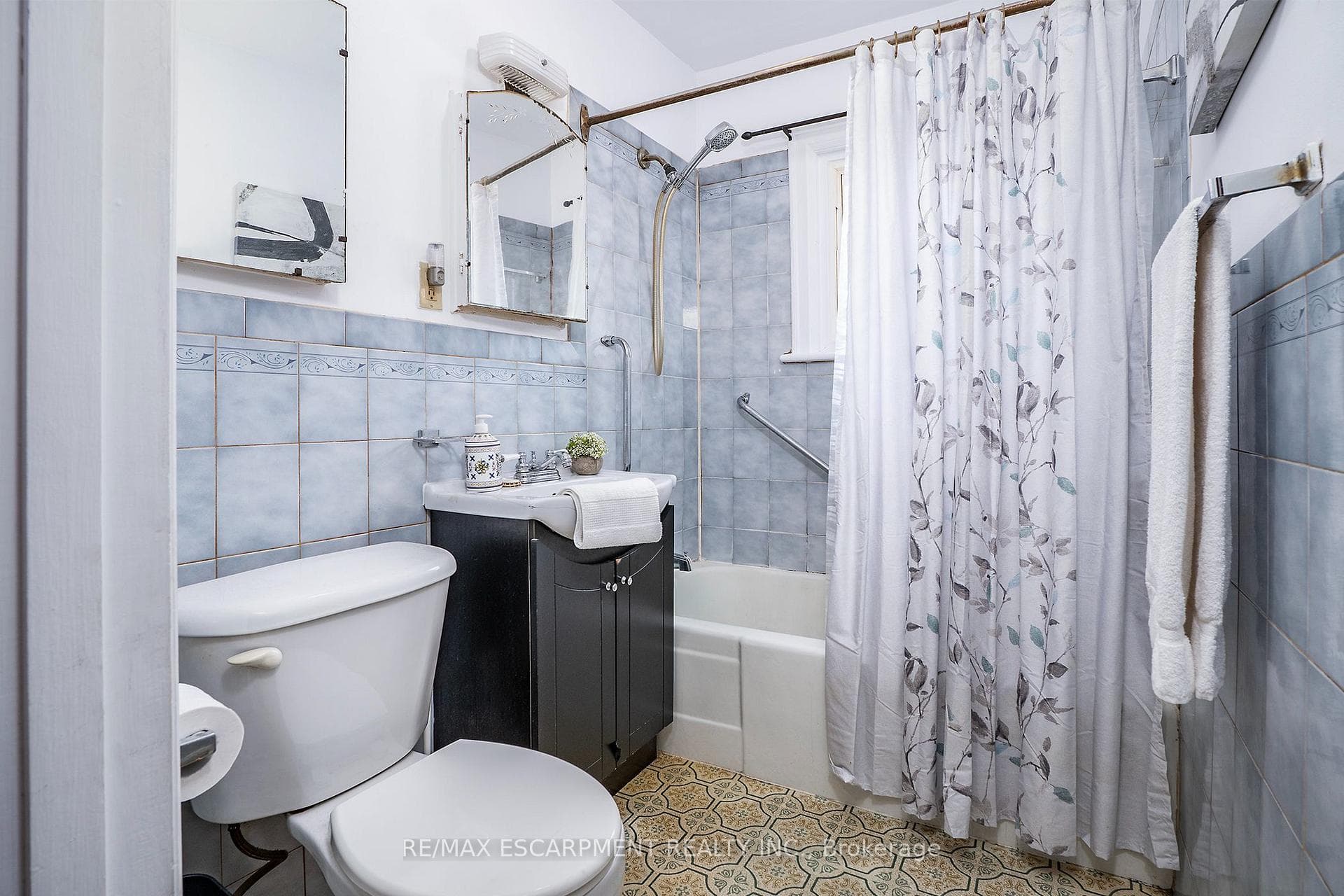 90 Osler Drive photo 15