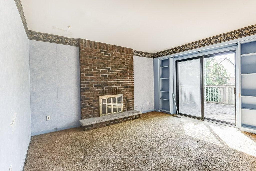99 Panter Crescent photo 16