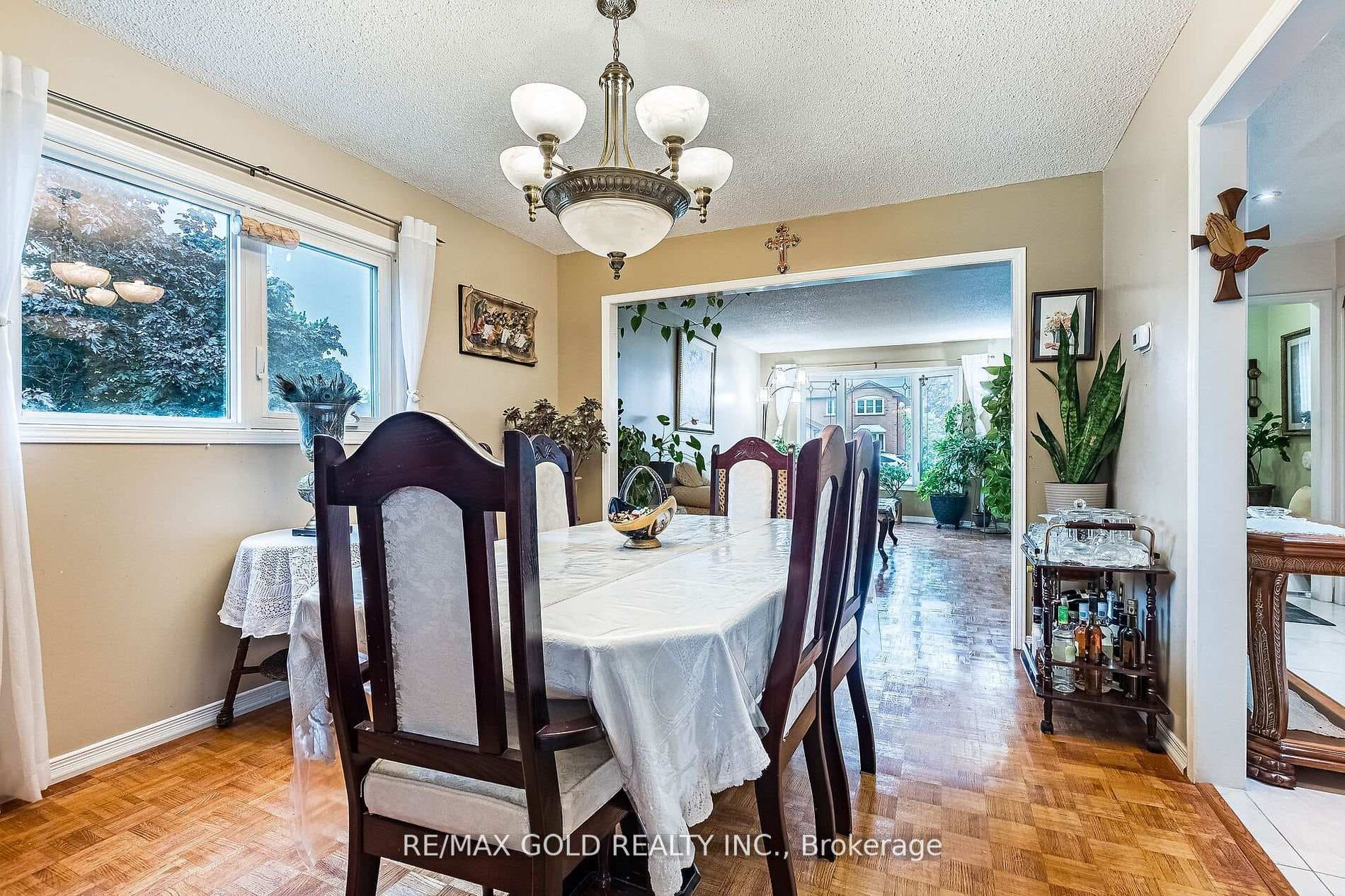 145 Sunforest Drive photo 3