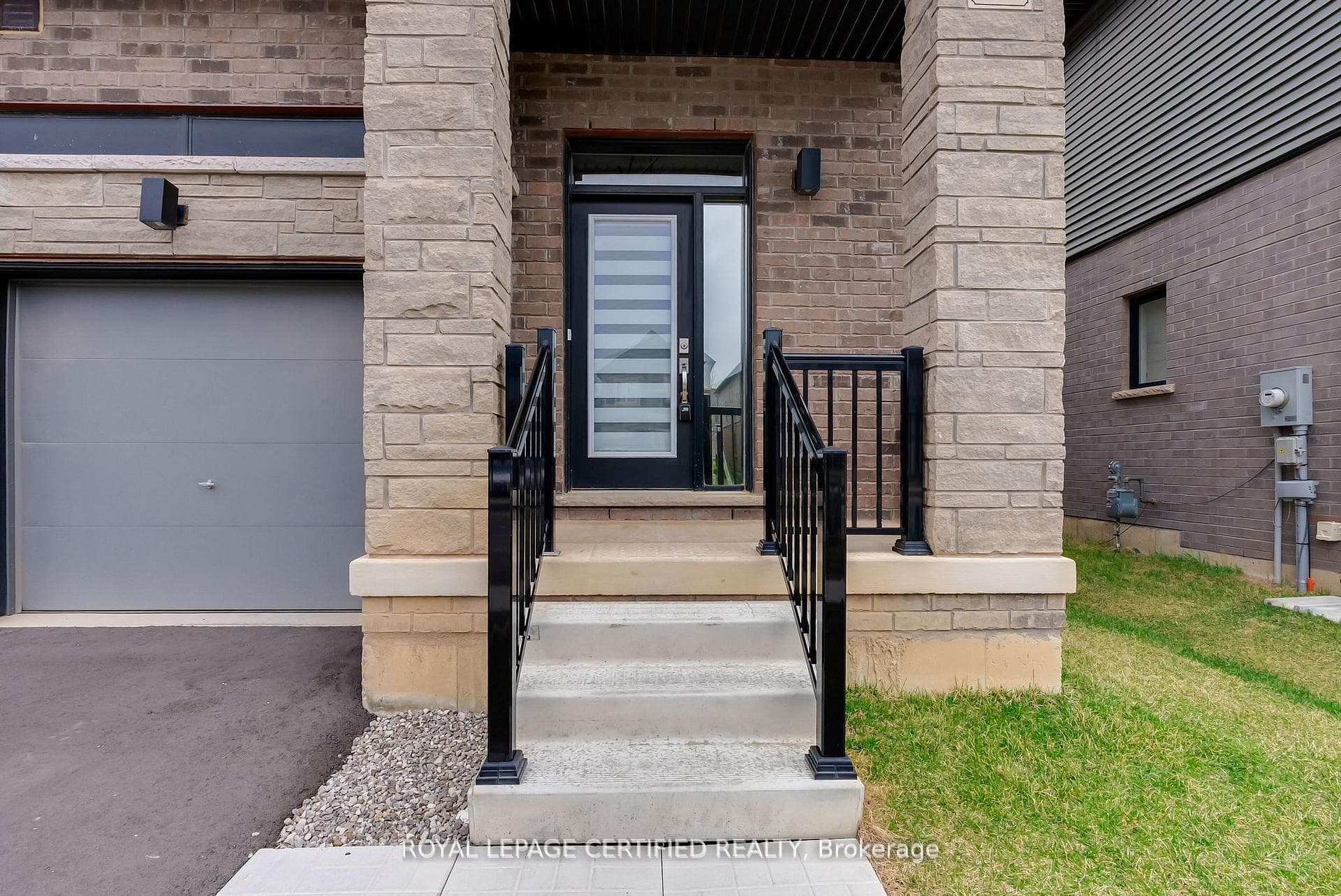 16 Dennis Avenue photo 5
