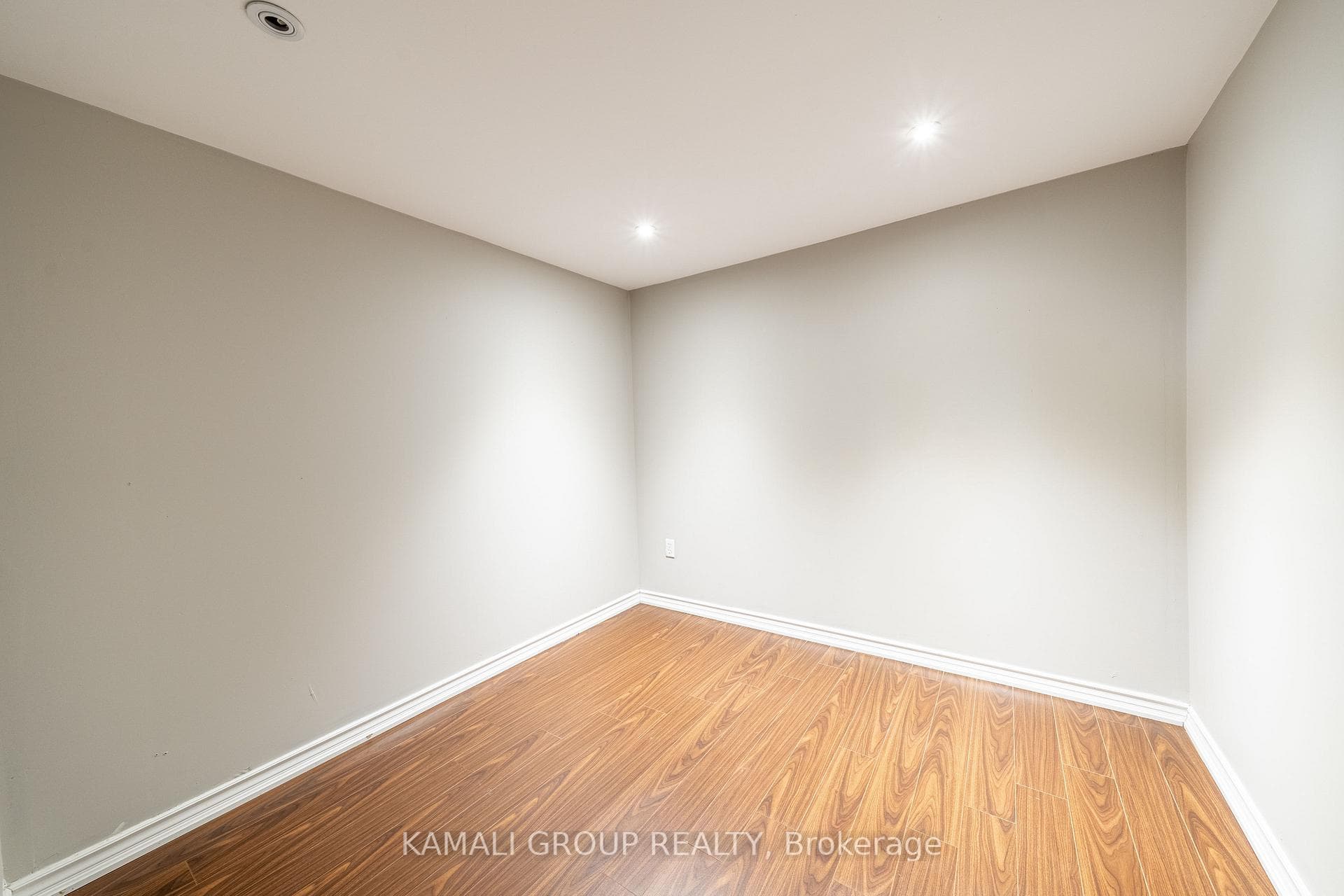 913 Carnaby Crescent photo 24