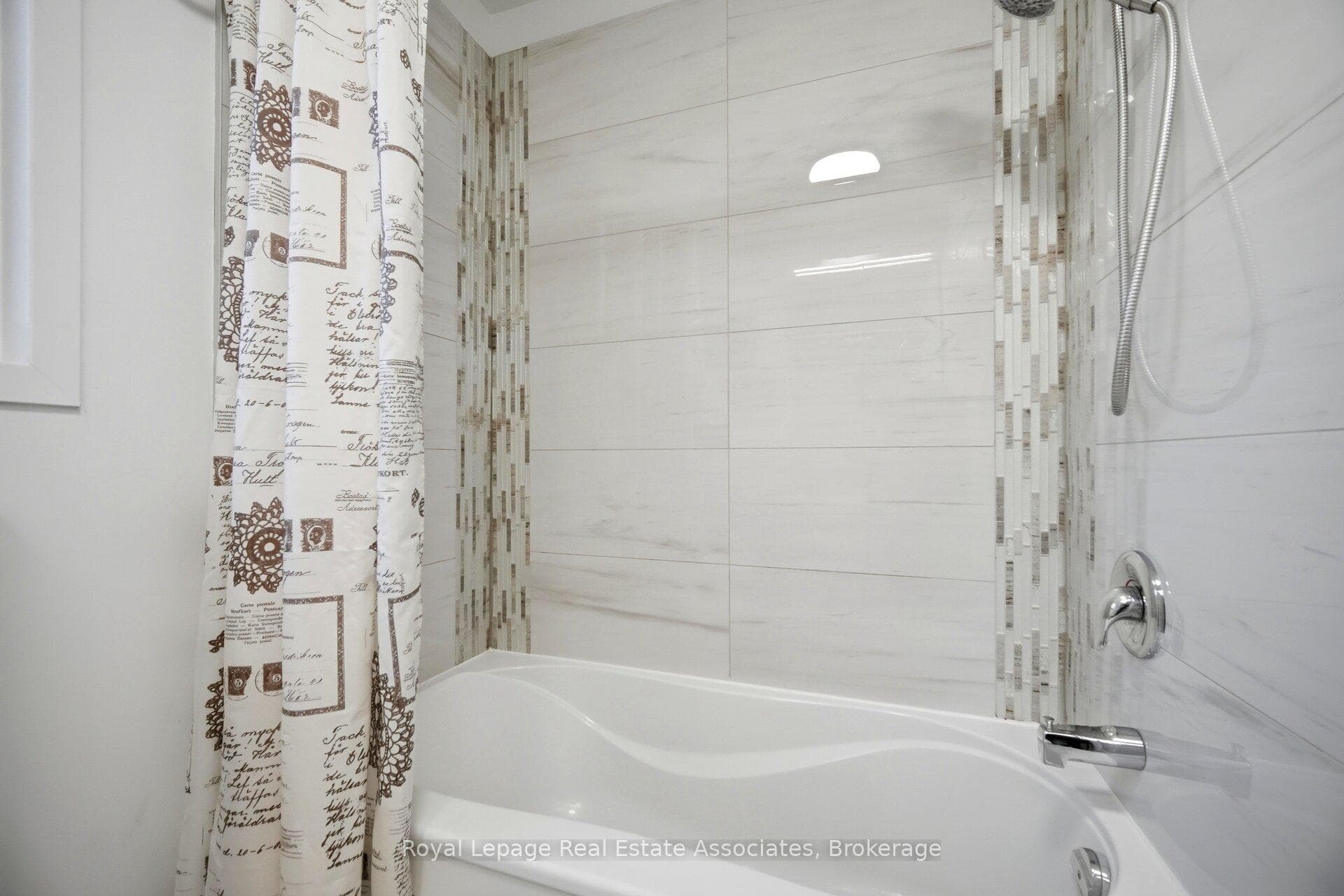 1308 Valerie Crescent photo 25