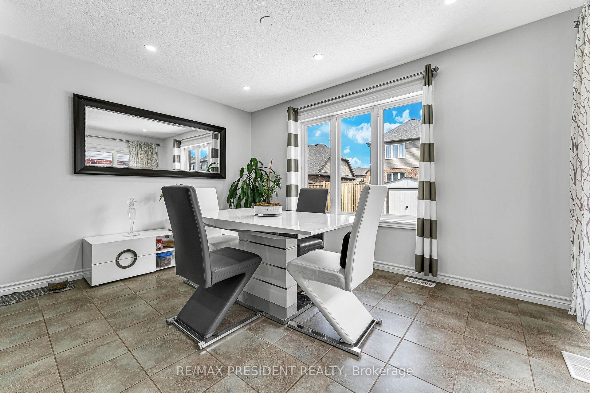 573 Forman Avenue photo 6