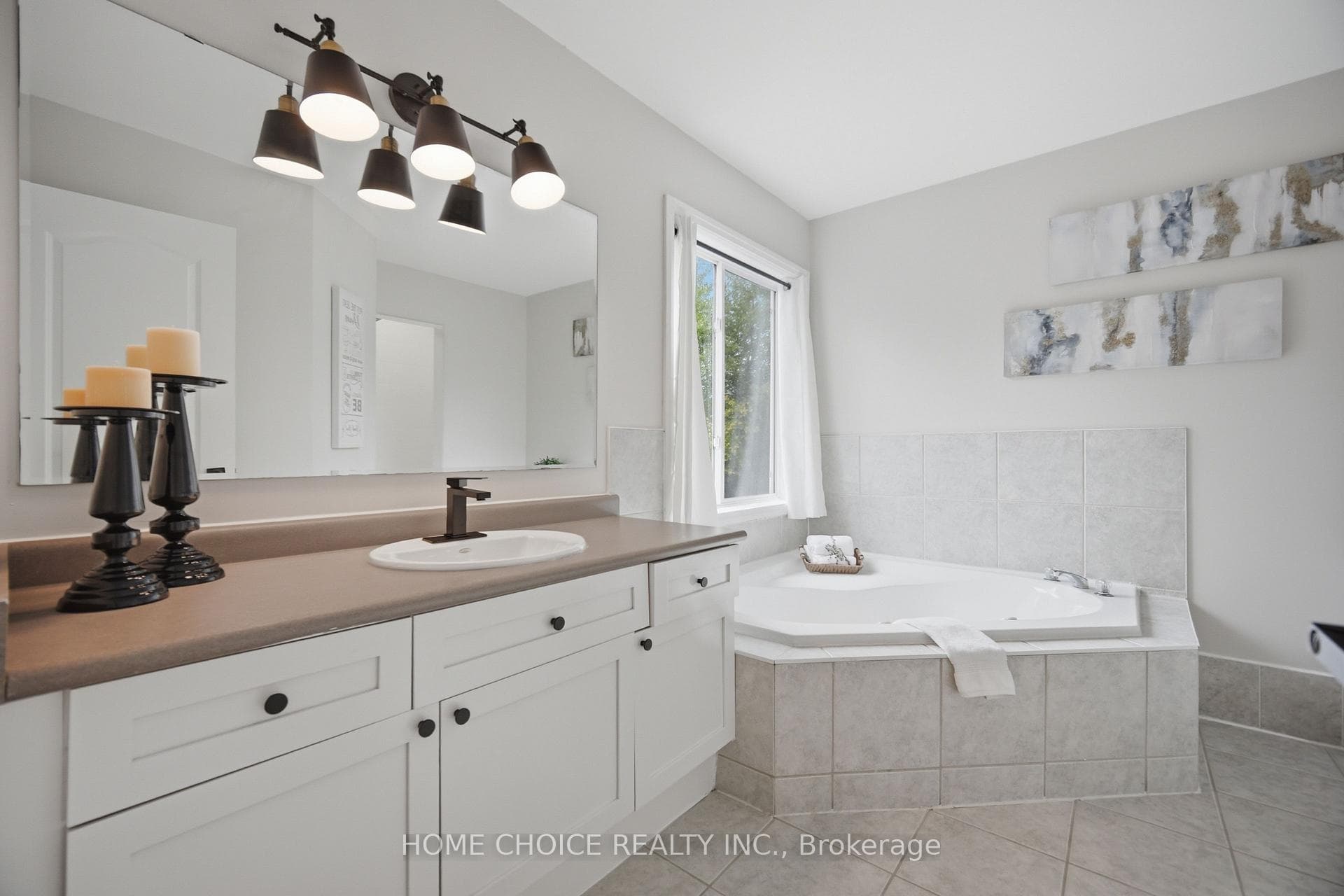 670 Dolby Crescent photo 27