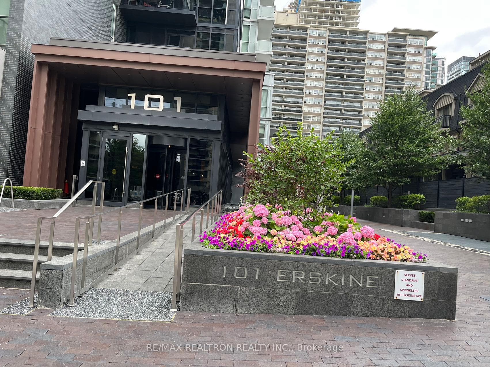101 Erskine Avenue Unit 220 photo 1