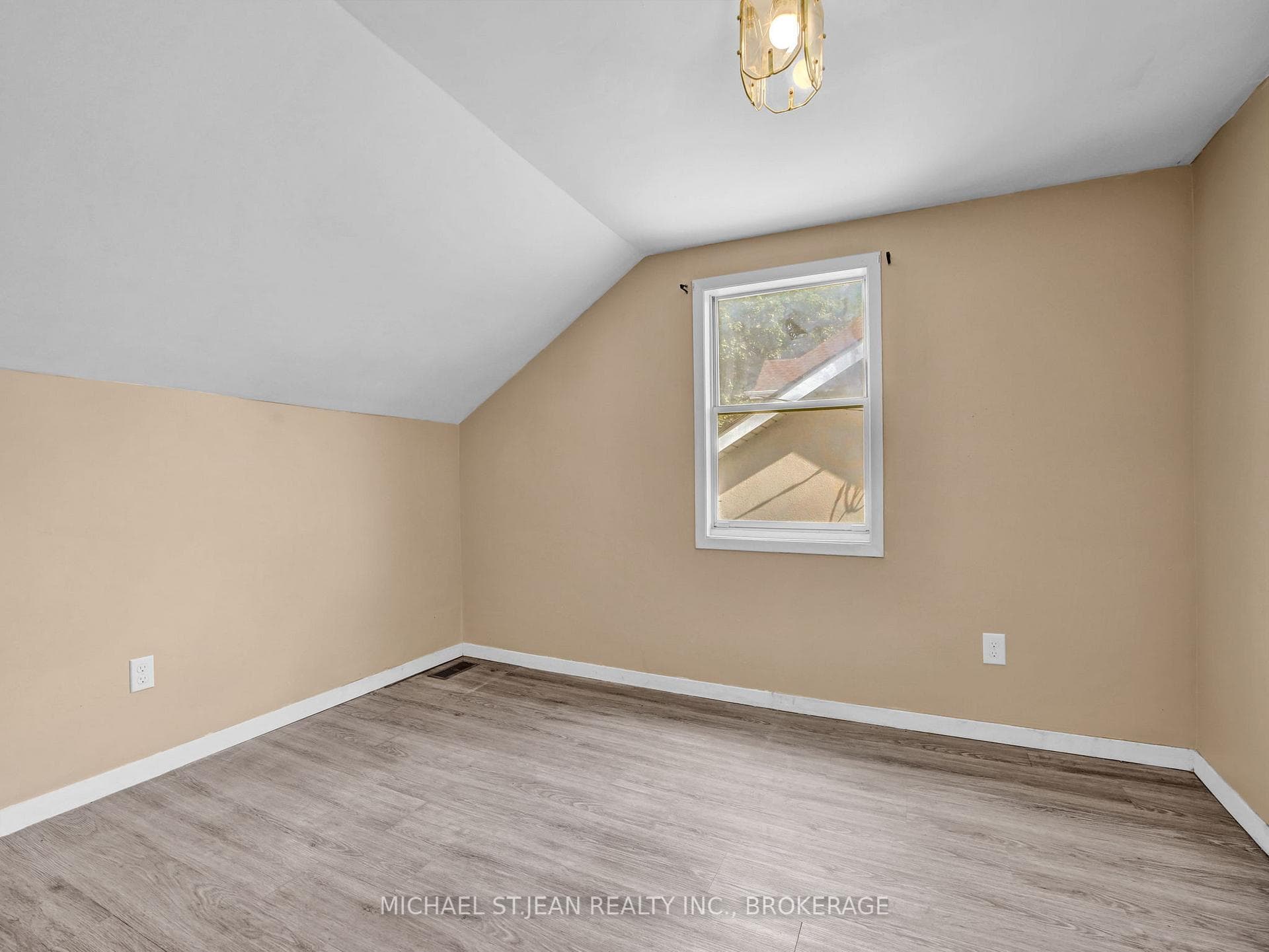 110 Emerald Street photo 31