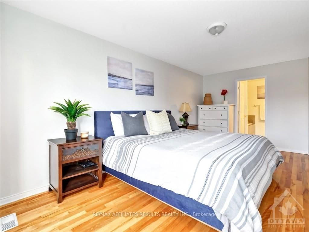 424 ASHBOURNE Crescent photo 21