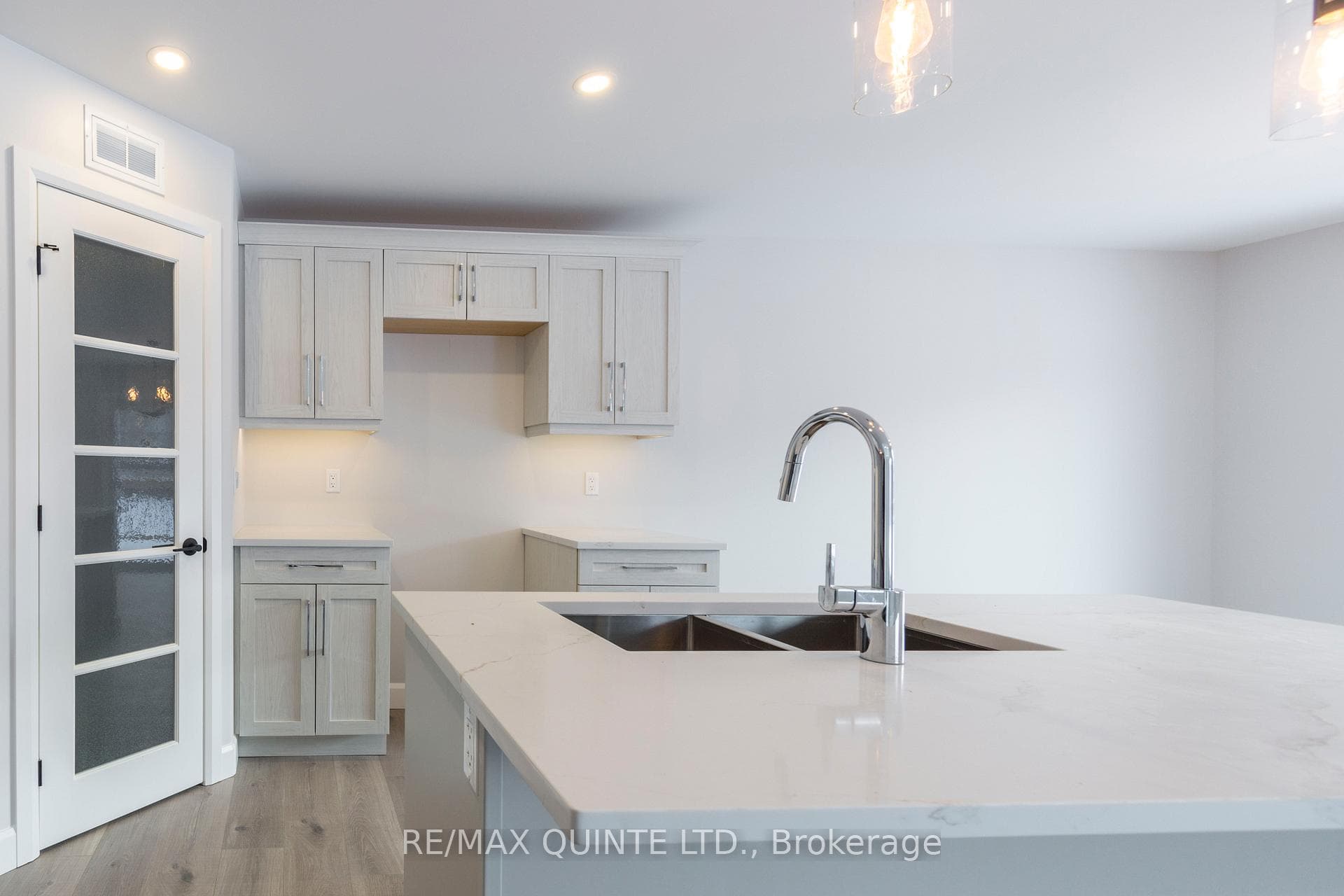 114 HASTINGS PARK Drive photo 4