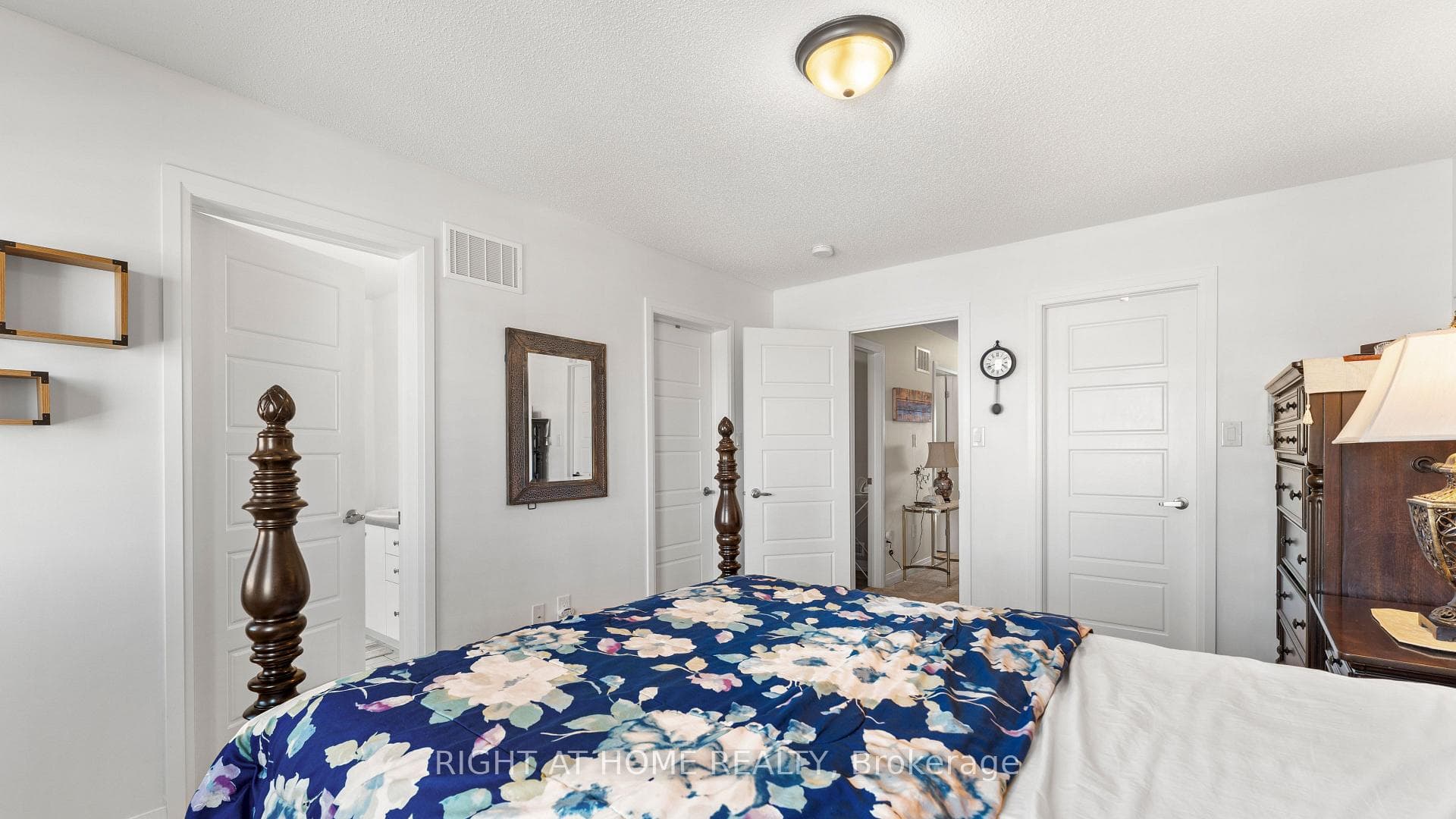 739 Banks Crescent photo 14