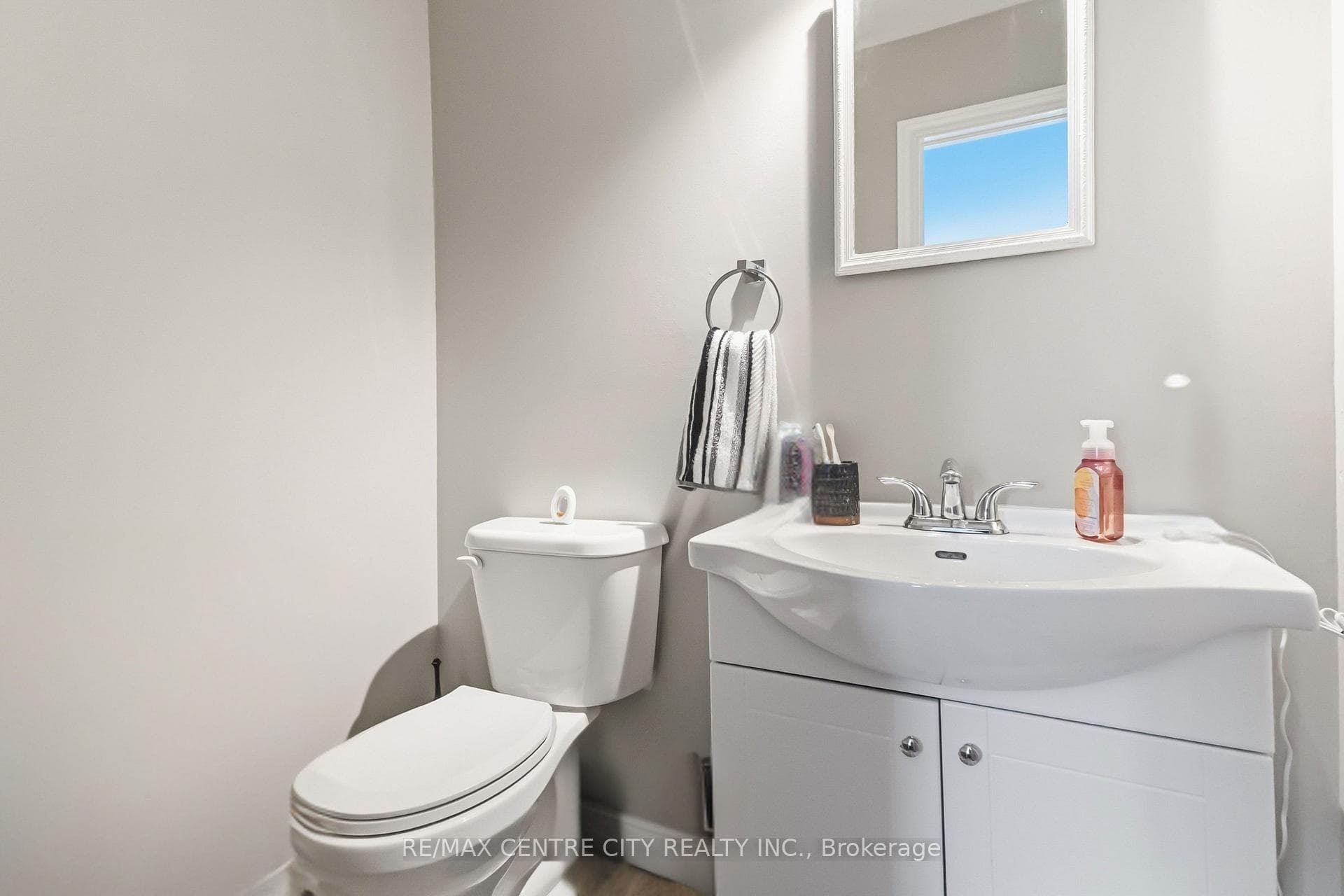 423 Everglade Crescent photo 8