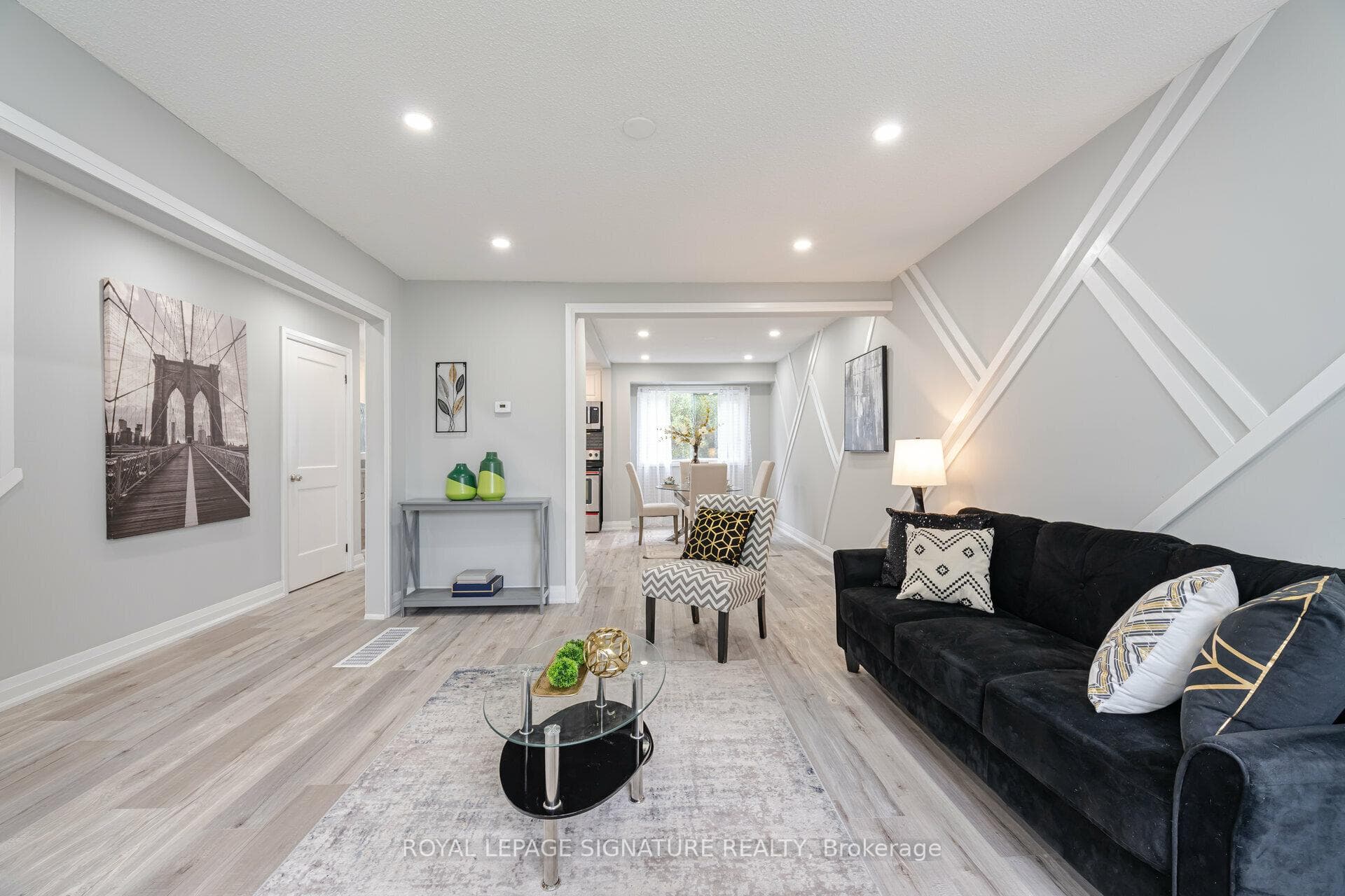 1299 Fenelon Crescent photo 7